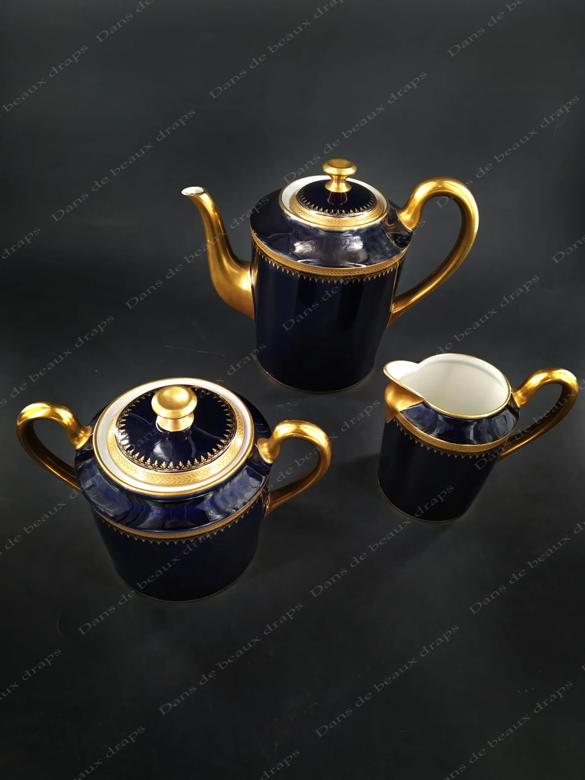 Joli service à thé/café en porcelaine de Limoges,bleu de four et or,réalisé par la maison Raynaud. – Image 4