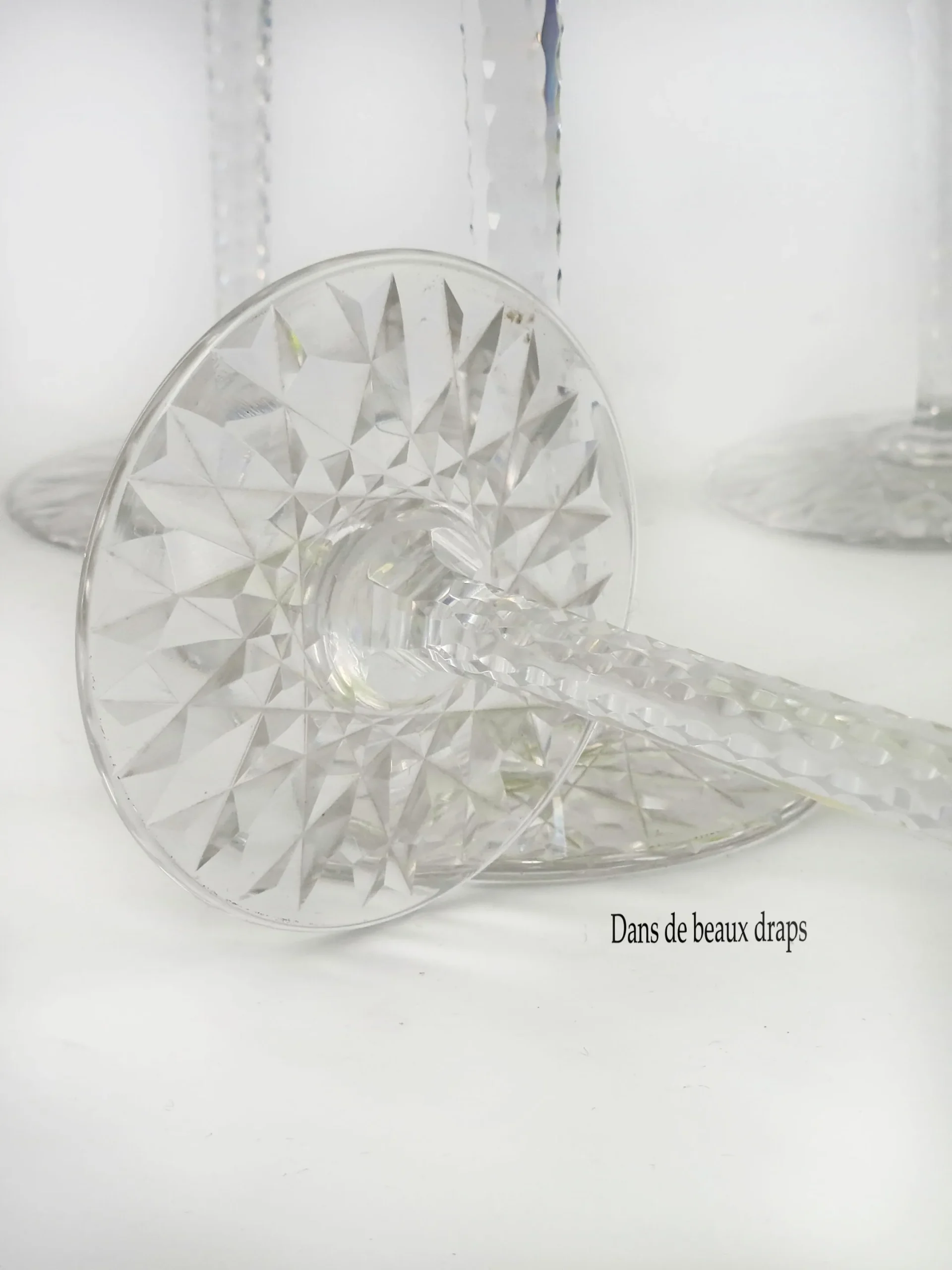 Suite de 10 verres à vin blanc ou rœmers en cristal de Baccarat doublés couleur chartreuse. – Image 3