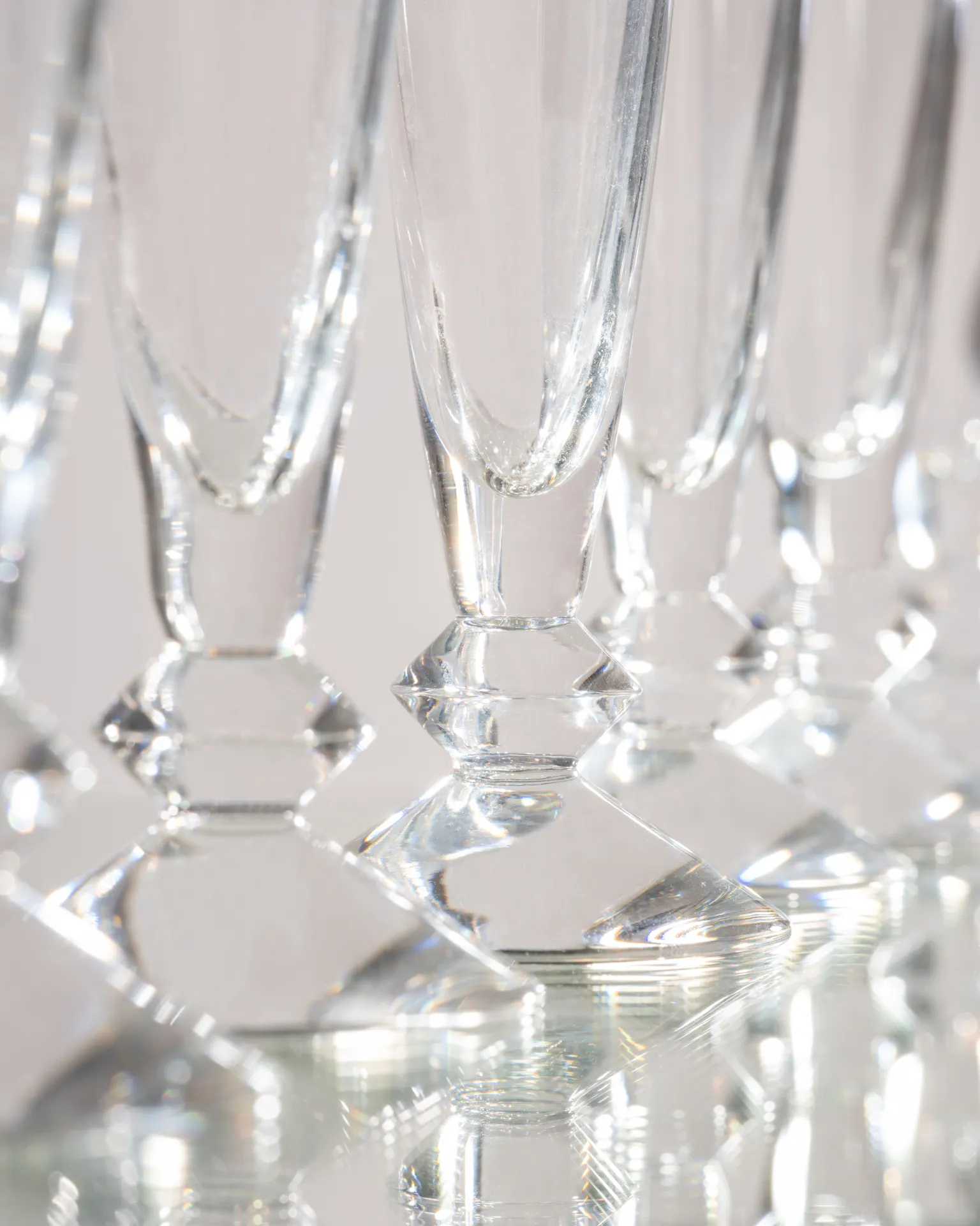 Rare suite de 6 verres à vodka en cristal de Baccarat modèle Véga – Image 3