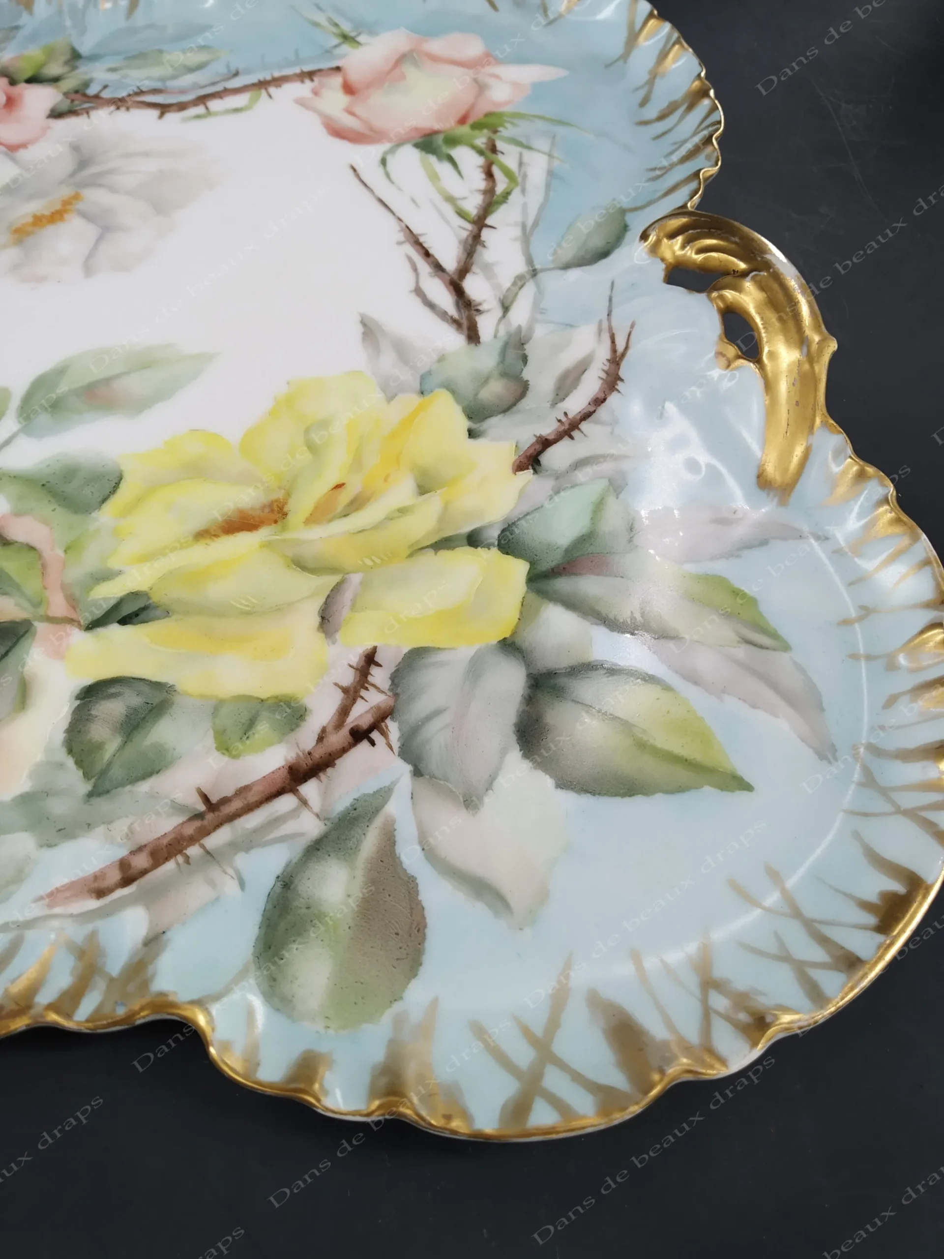 Très joli plateau en porcelaine de Limoges à décor floral. – Image 2
