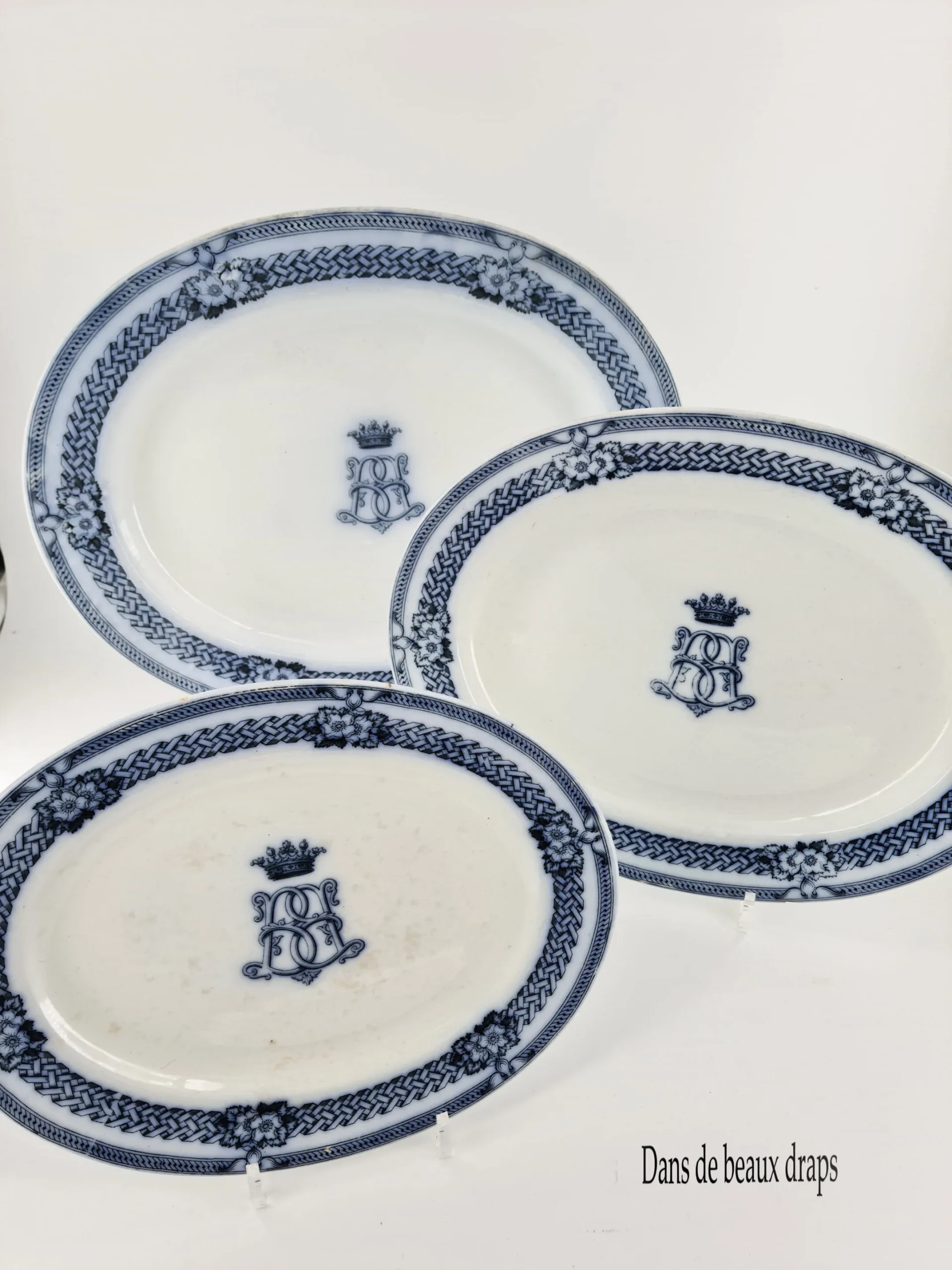 Rare partie de service de table en faïence anglaise, fin XIX ème, monogramme BB sous couronne de marquis, 57 pièces. – Image 5