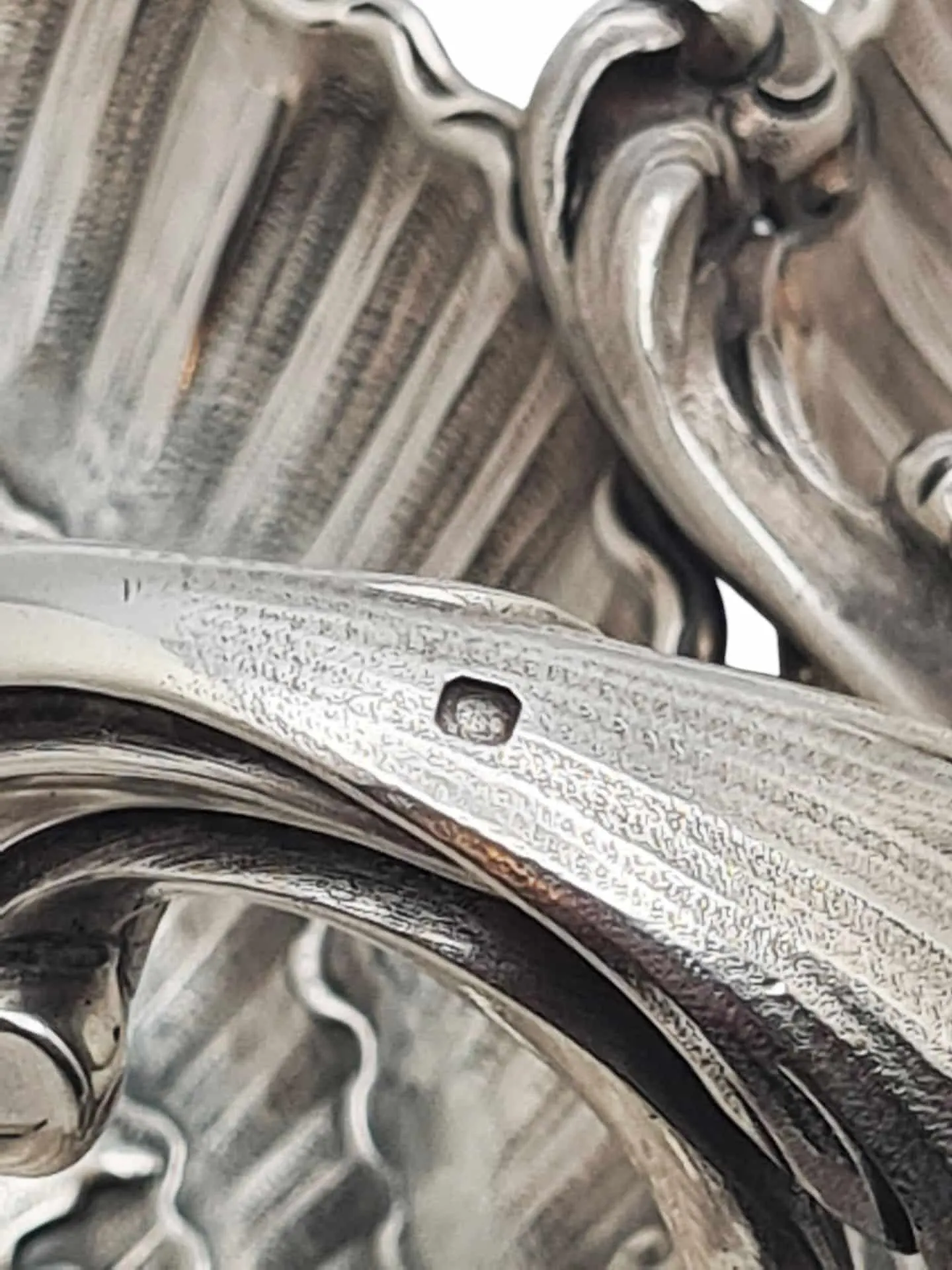 Spectaculaire présentoir en argent de style rocaille – Image 5