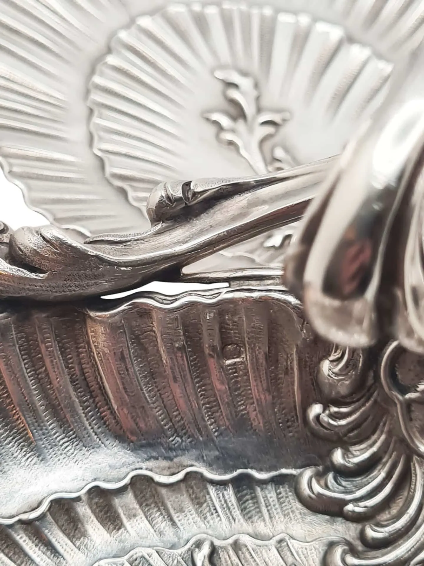 Spectaculaire présentoir en argent de style rocaille – Image 6