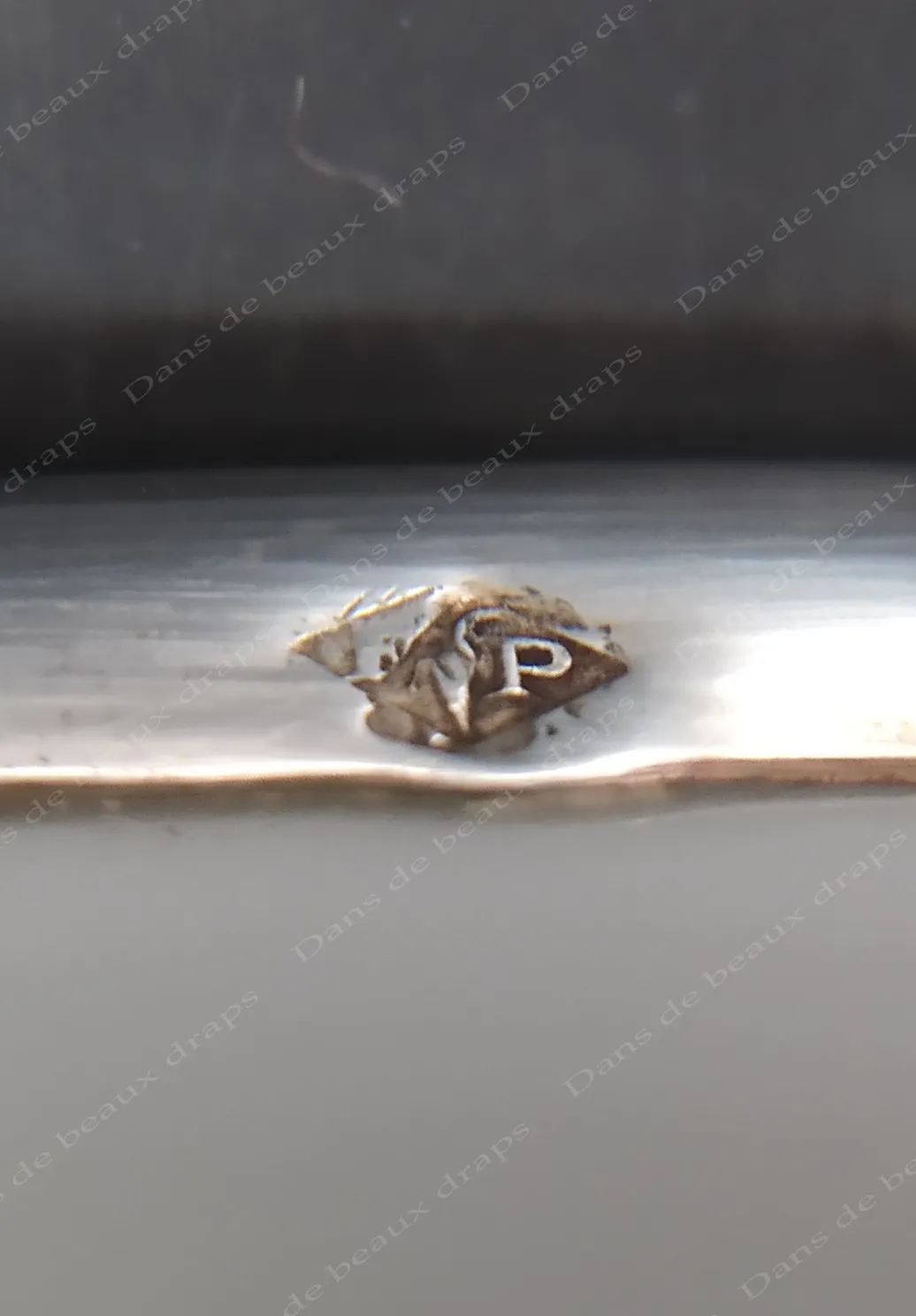 Très joli plat rond en porcelaine de Limoges et argent, maison Raynaud,orfèvre Puiforcat. – Image 5