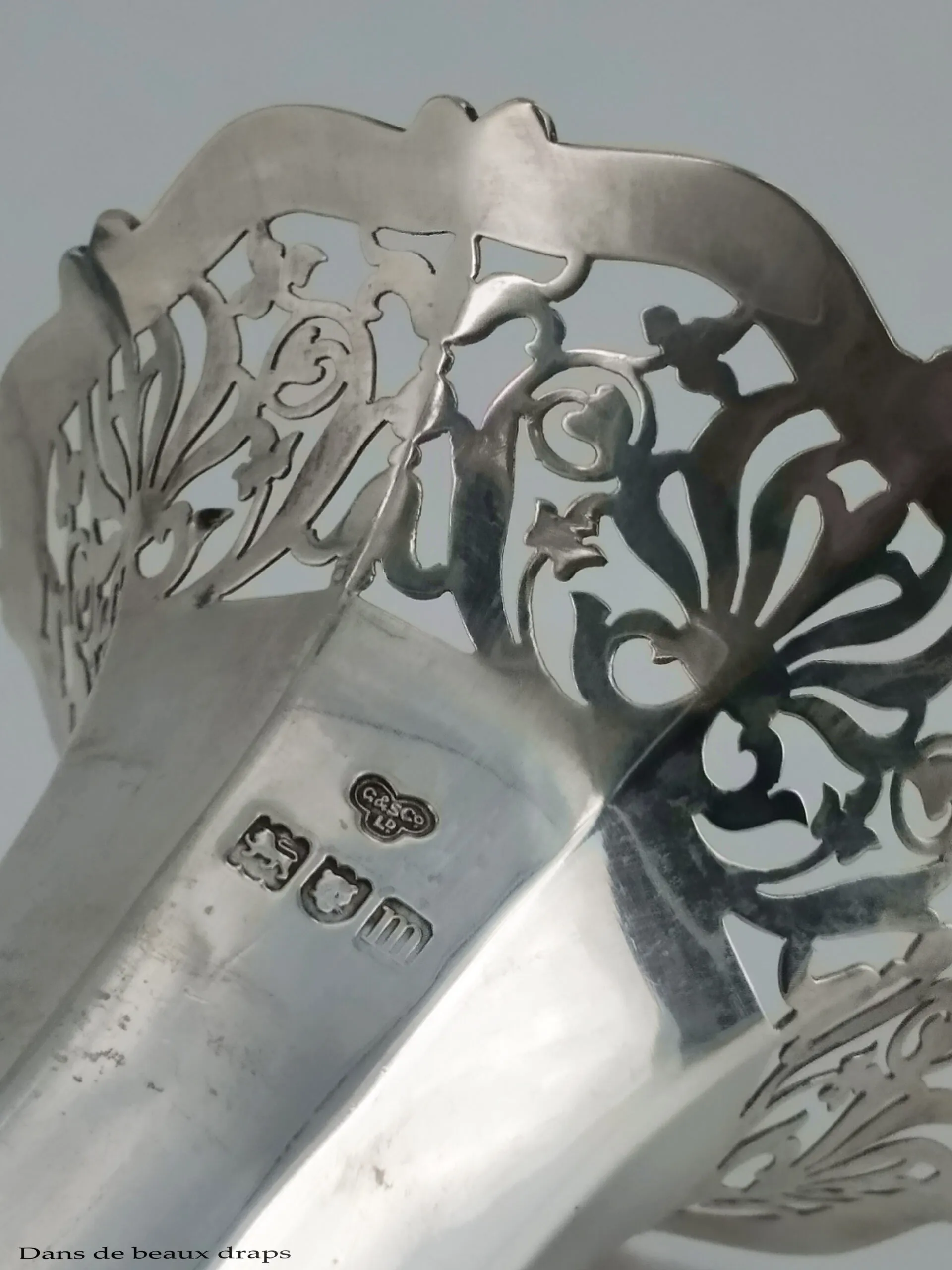 Belle paire de vases cornet en argent anglais, blason sous heaume de chevalier – Image 4