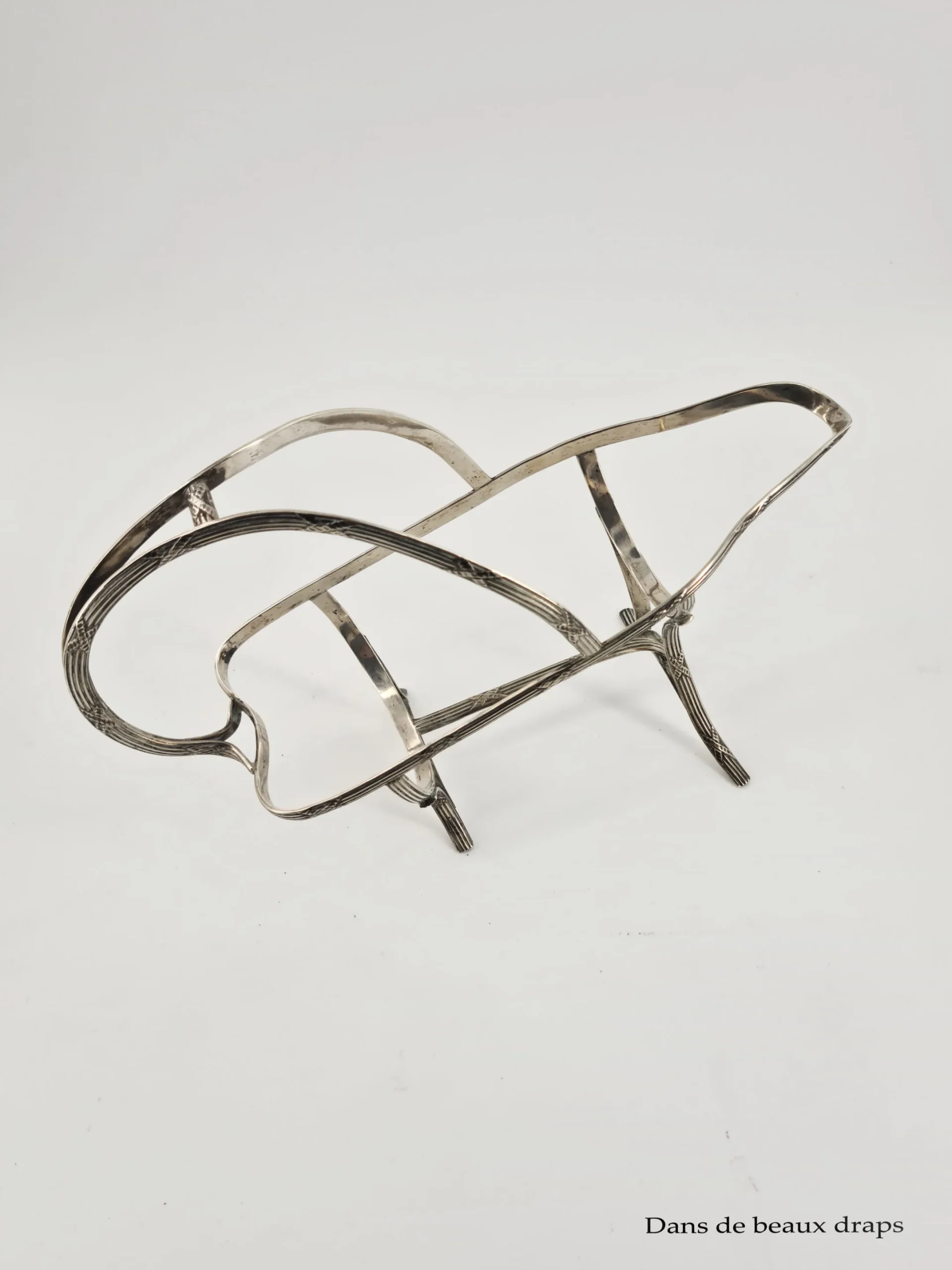 Rare porte-bouteille en argent , à décor de rubans croisés – Image 2