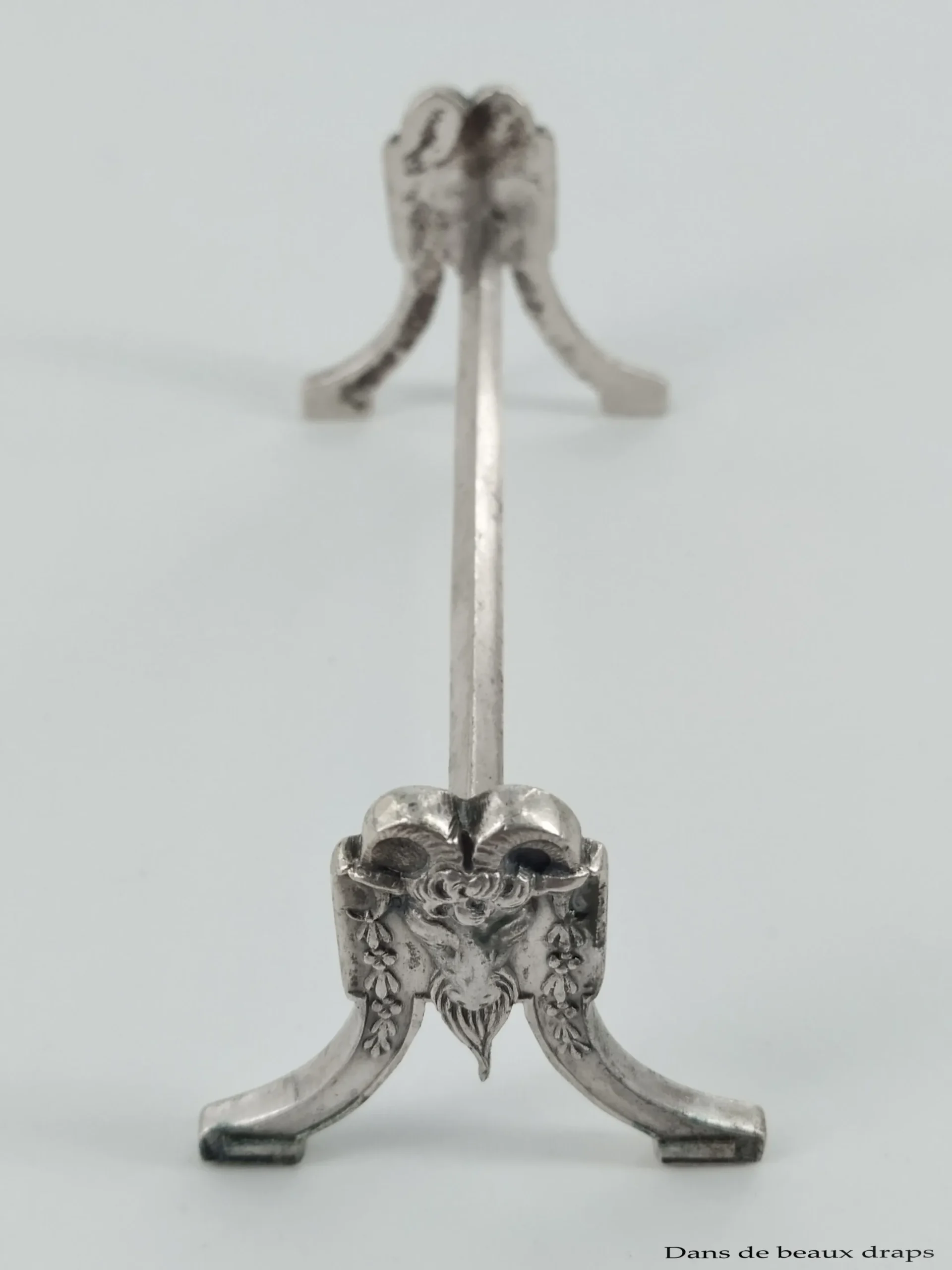 Suite de 12 porte-couteaux en argent 800 millièmes à décor de bouquetins – Image 3