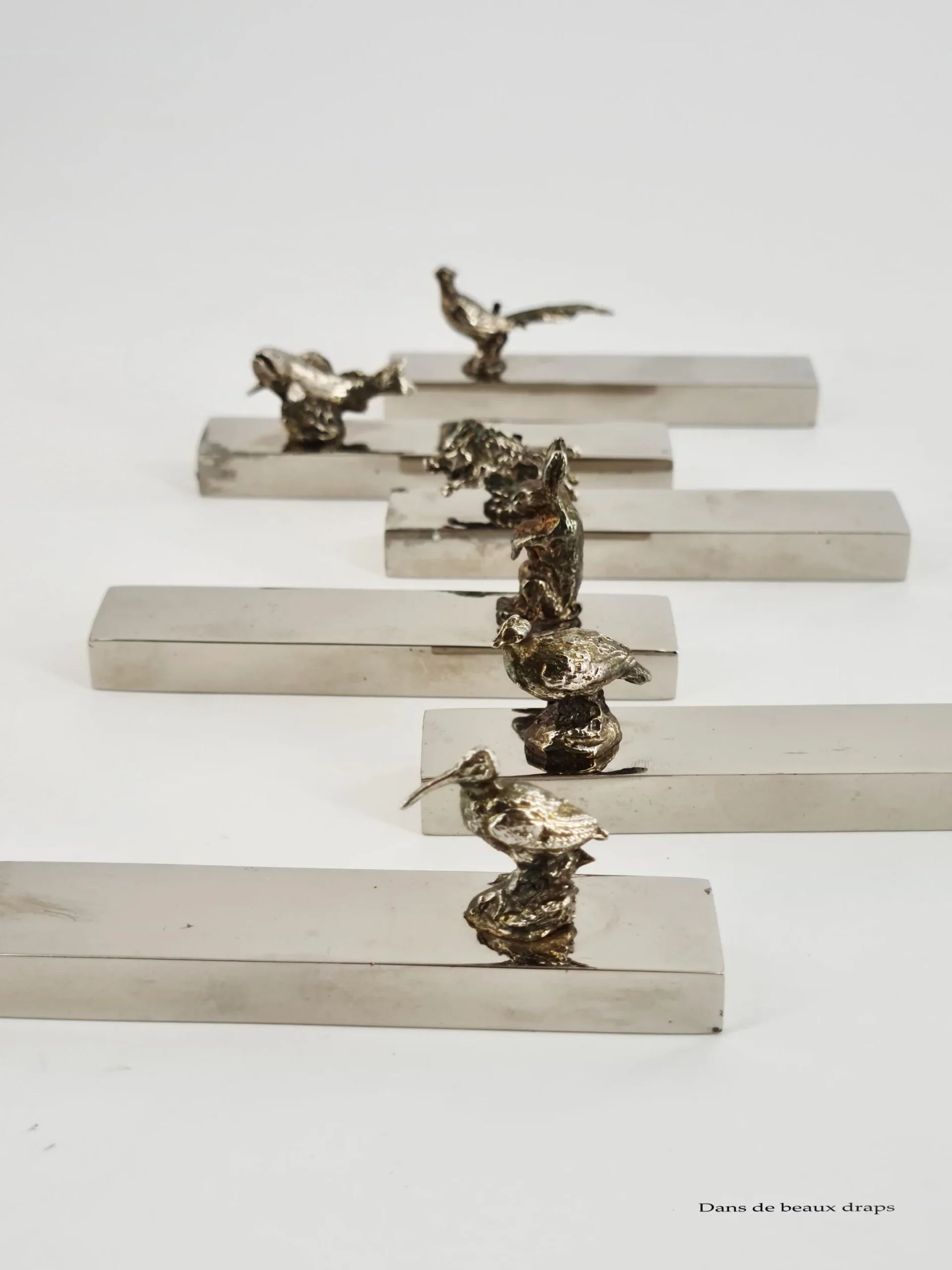 Amusant ensemble de 6 porte-noms, porte-couteaux en métal argenté à décor animalier – Image 3
