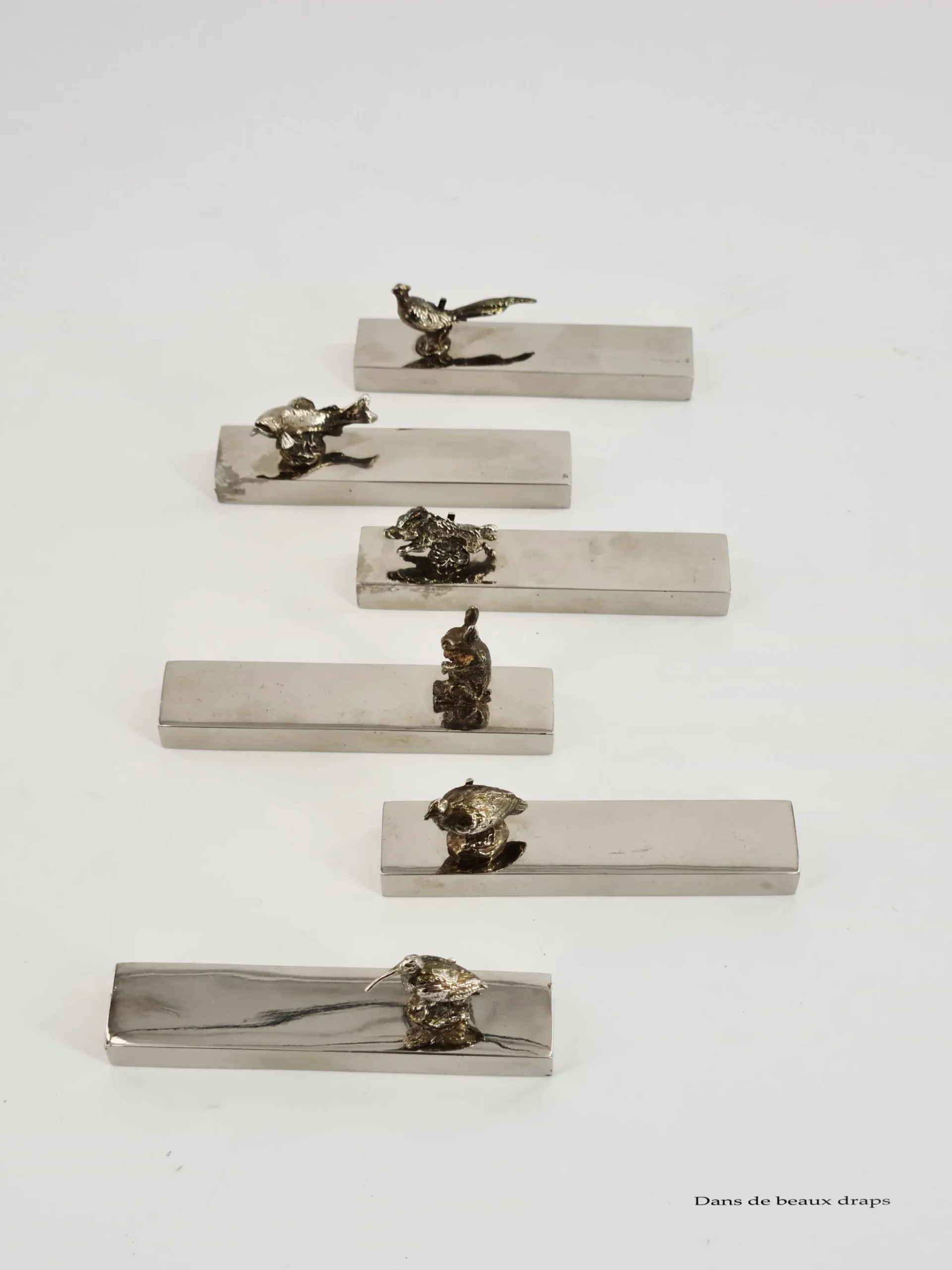 Amusant ensemble de 6 porte-noms, porte-couteaux en métal argenté à décor animalier – Image 2