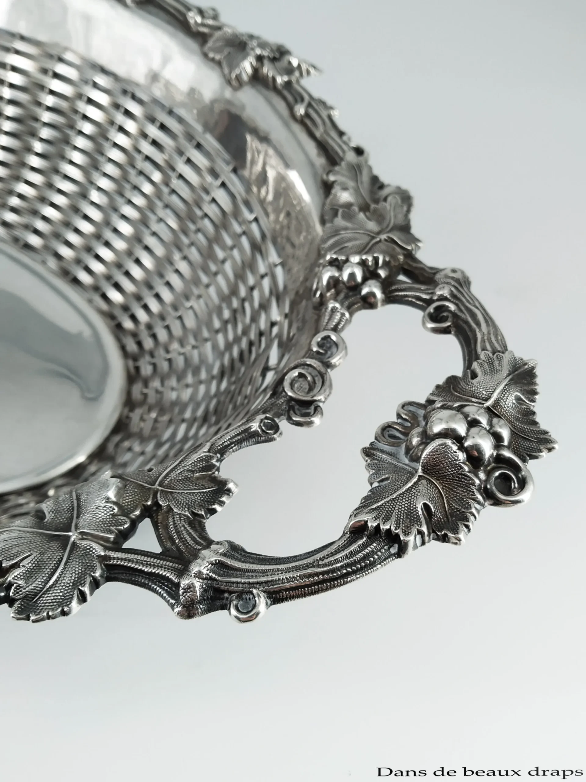 Rare paire de panières en argent , à décor de grappes de raisin et pampres de vigne, milieu du XIX ème – Image 4