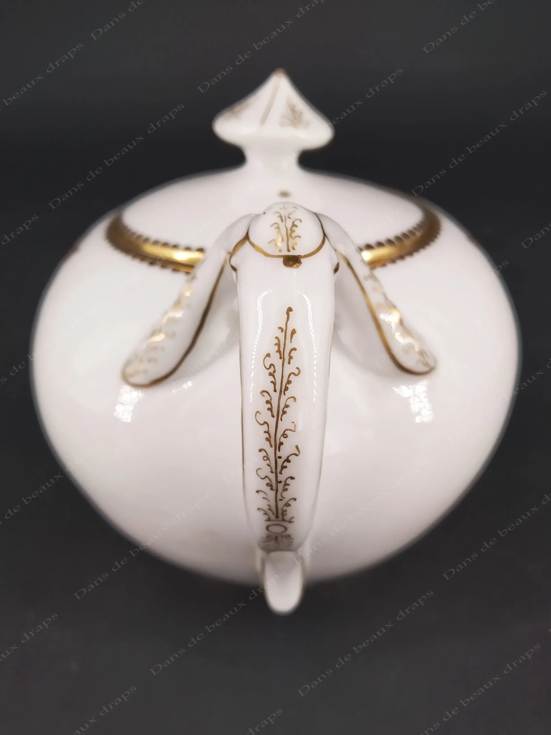 Rare théière en porcelaine de Limoges,monogramme sous couronne de marquis. – Image 4