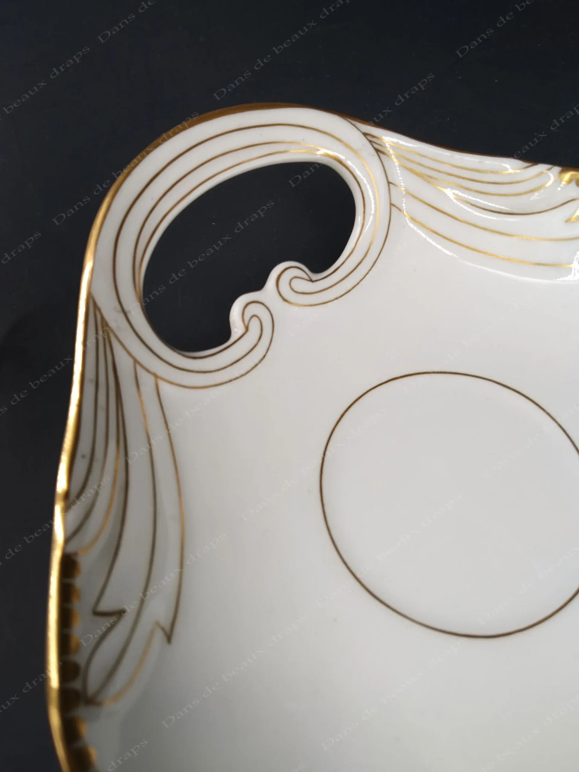 Ravissant petit plateau en porcelaine de Limoges,monogramme sous couronne de marquis. – Image 3