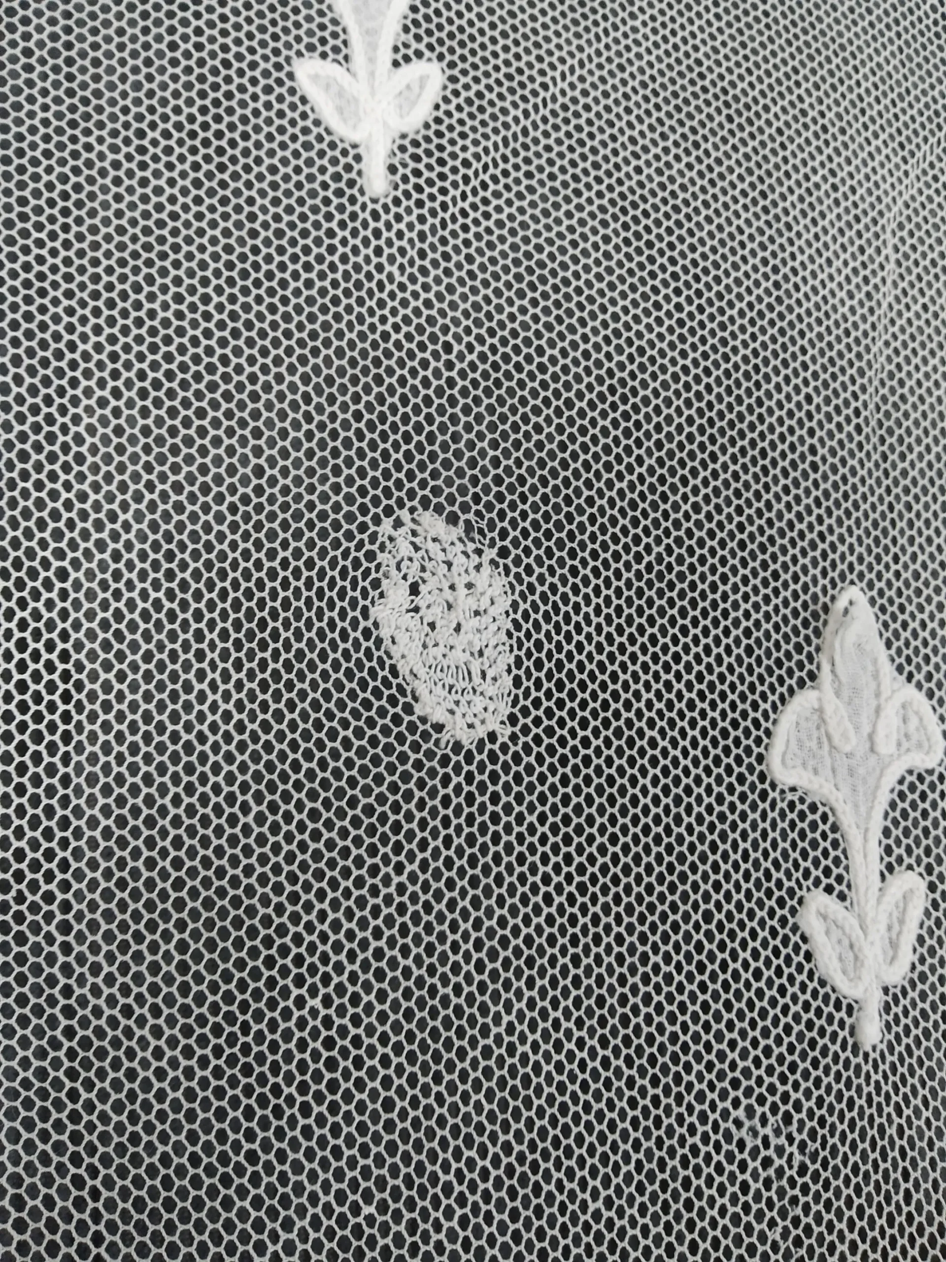 Belle paire de panneaux brodés sur tulle à décor floral,époque Napoléon 3. – Image 6