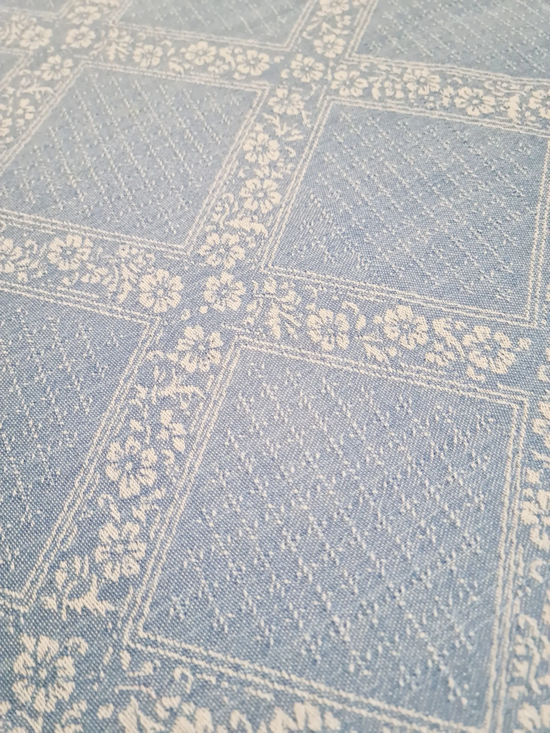 Joli service de table en damassé de coton de couleur bleu sans monogramme. – Image 5