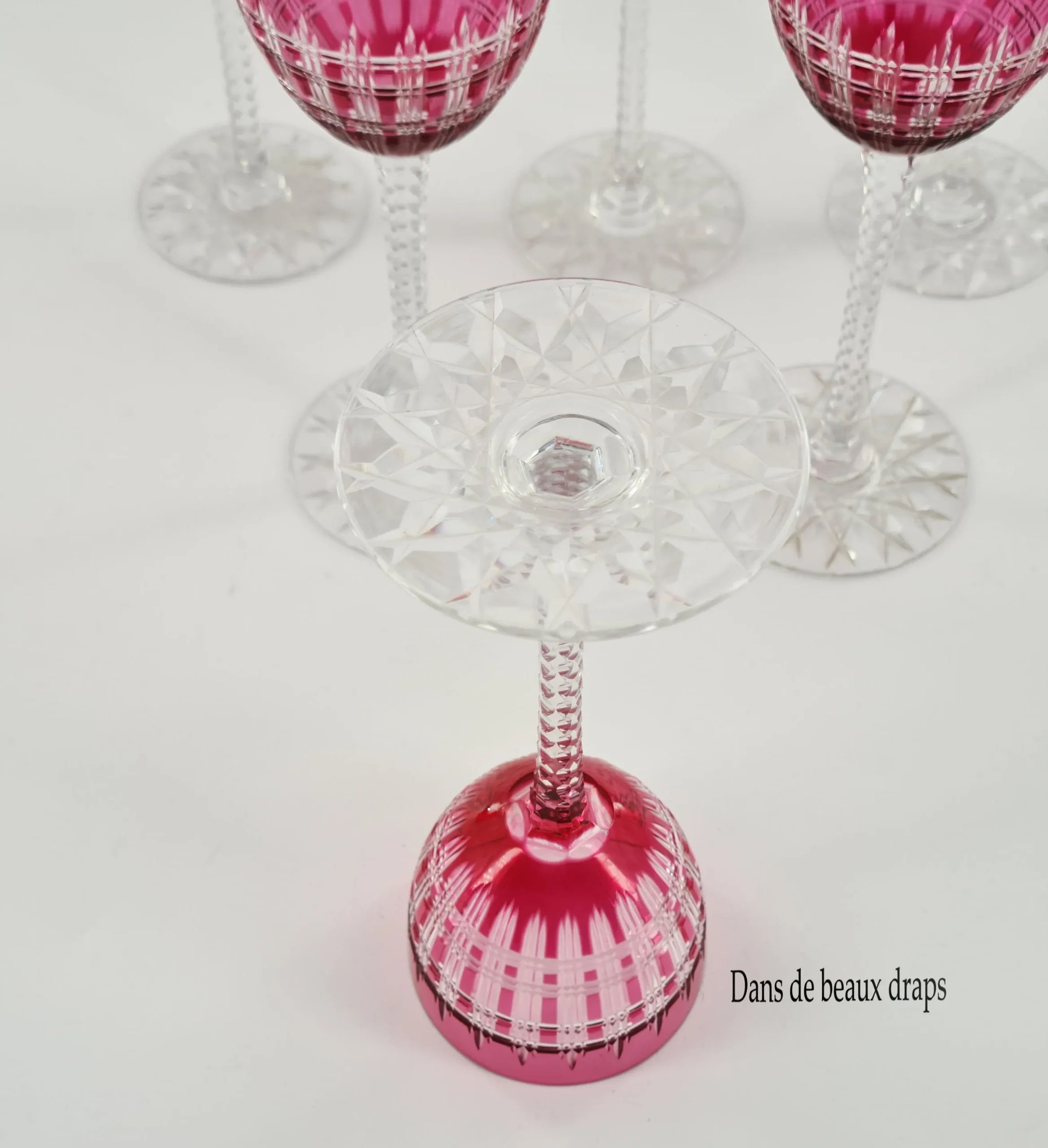Suite de 6 verres à vin blanc ou roemer en cristal de Baccarat doublés rose. – Image 2
