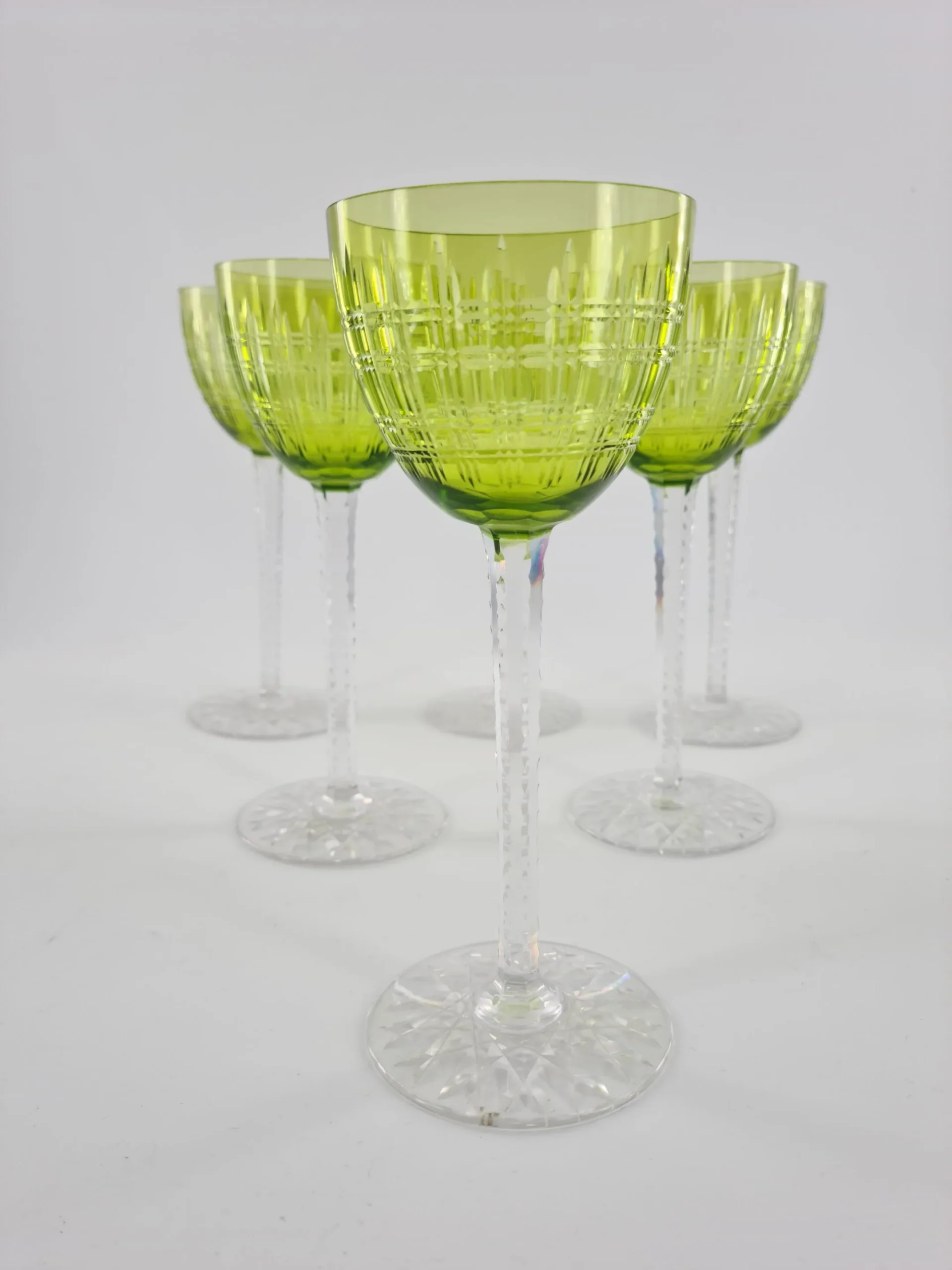 Suite de 10 verres à vin blanc ou rœmers en cristal de Baccarat doublés couleur chartreuse. – Image 2
