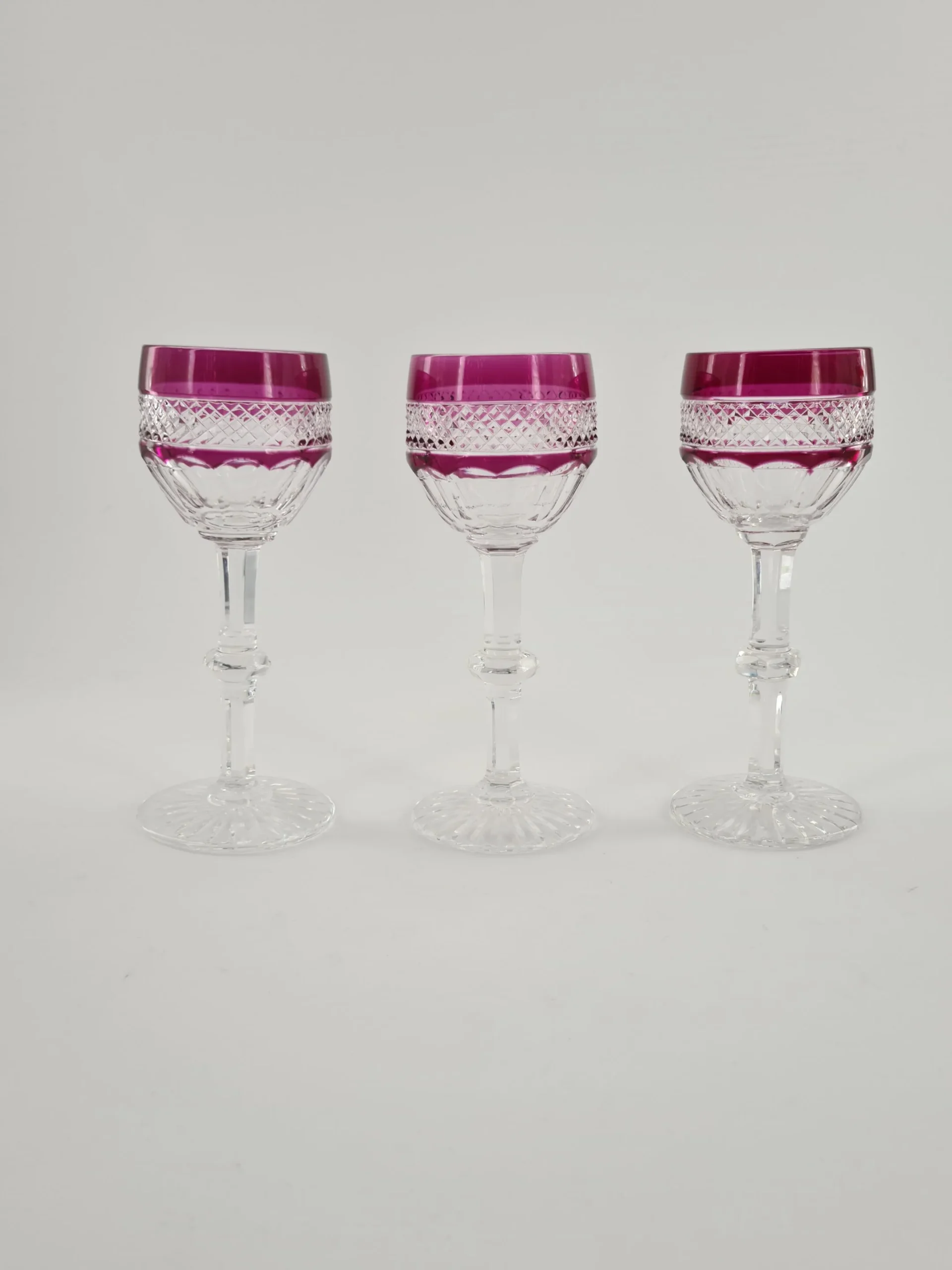 Verre à vin blanc ou roemer de couleur améthyste en cristal de Saint Louis, modèle Trianon. – Image 3