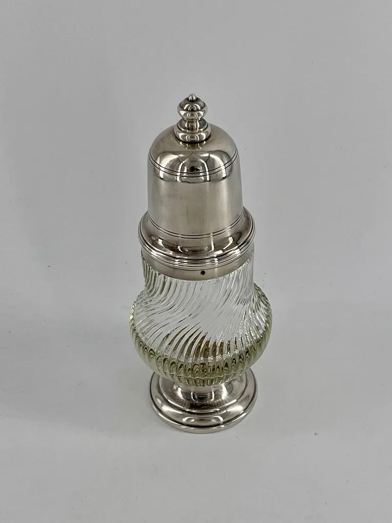 Belle saupoudreuse en verre et métal argenté, orfèvre Christofle – Image 2