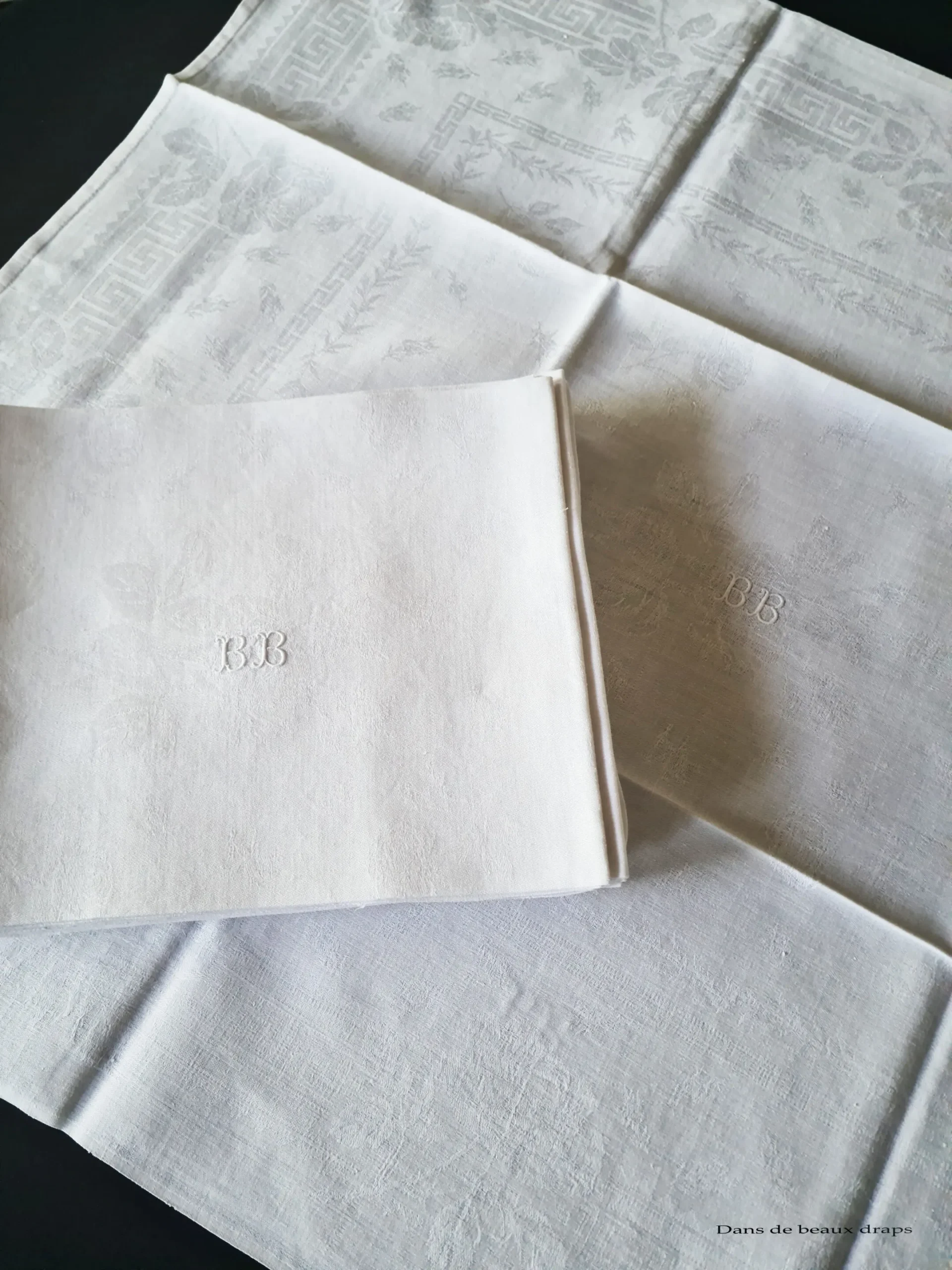 Élégante suite de 8 serviettes de table en damassé de lin à décor de roses, monogramme BB – Image 3