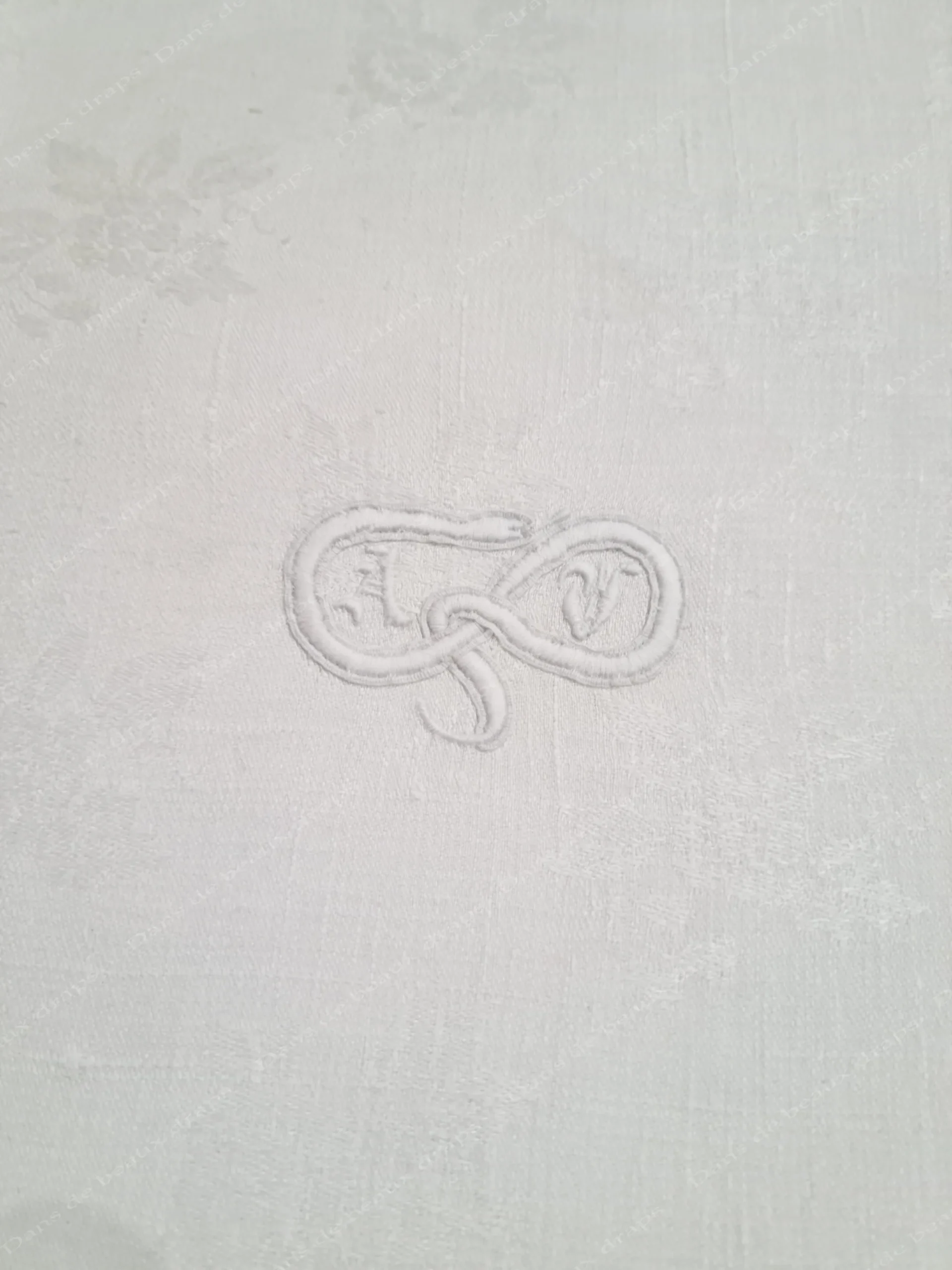 Étonnante suite de 12 serviettes de table en damassé de lin,monogramme AV entouré d’un serpent. – Image 3