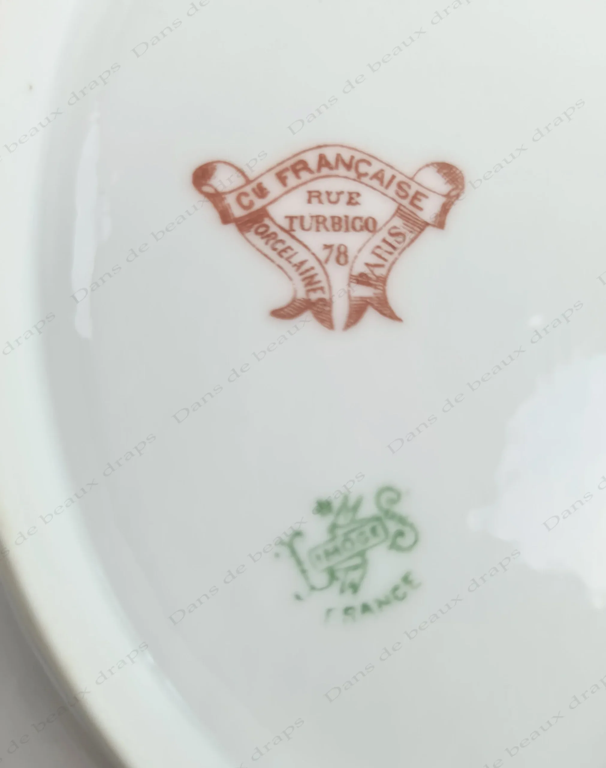 Partie de service de table en porcelaine de Limoges à décor de fleurs mauves,époque art nouveau, 83 pièces. – Image 4