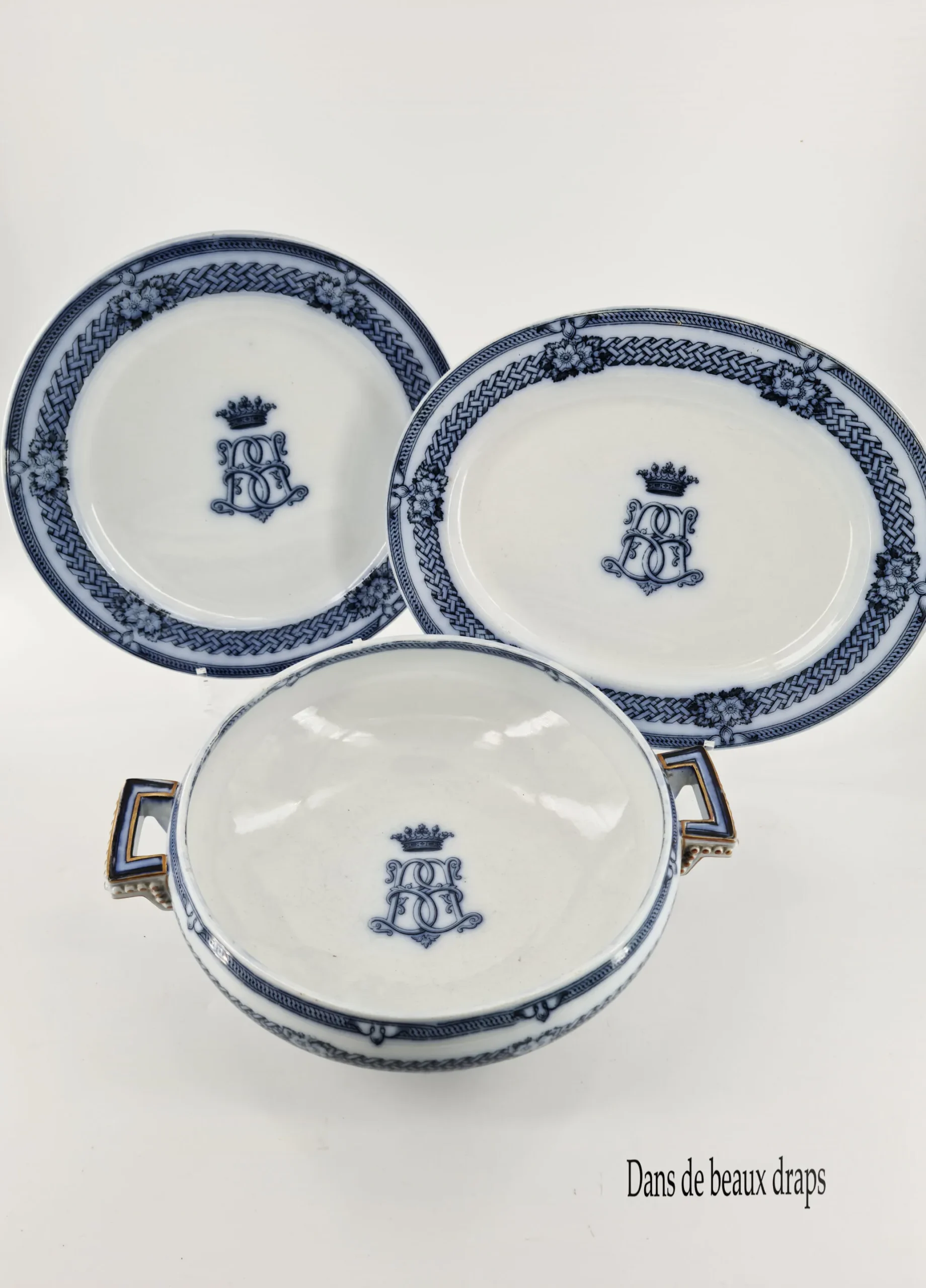 Rare partie de service de table en faïence anglaise, fin XIX ème, monogramme BB sous couronne de marquis, 57 pièces. – Image 4