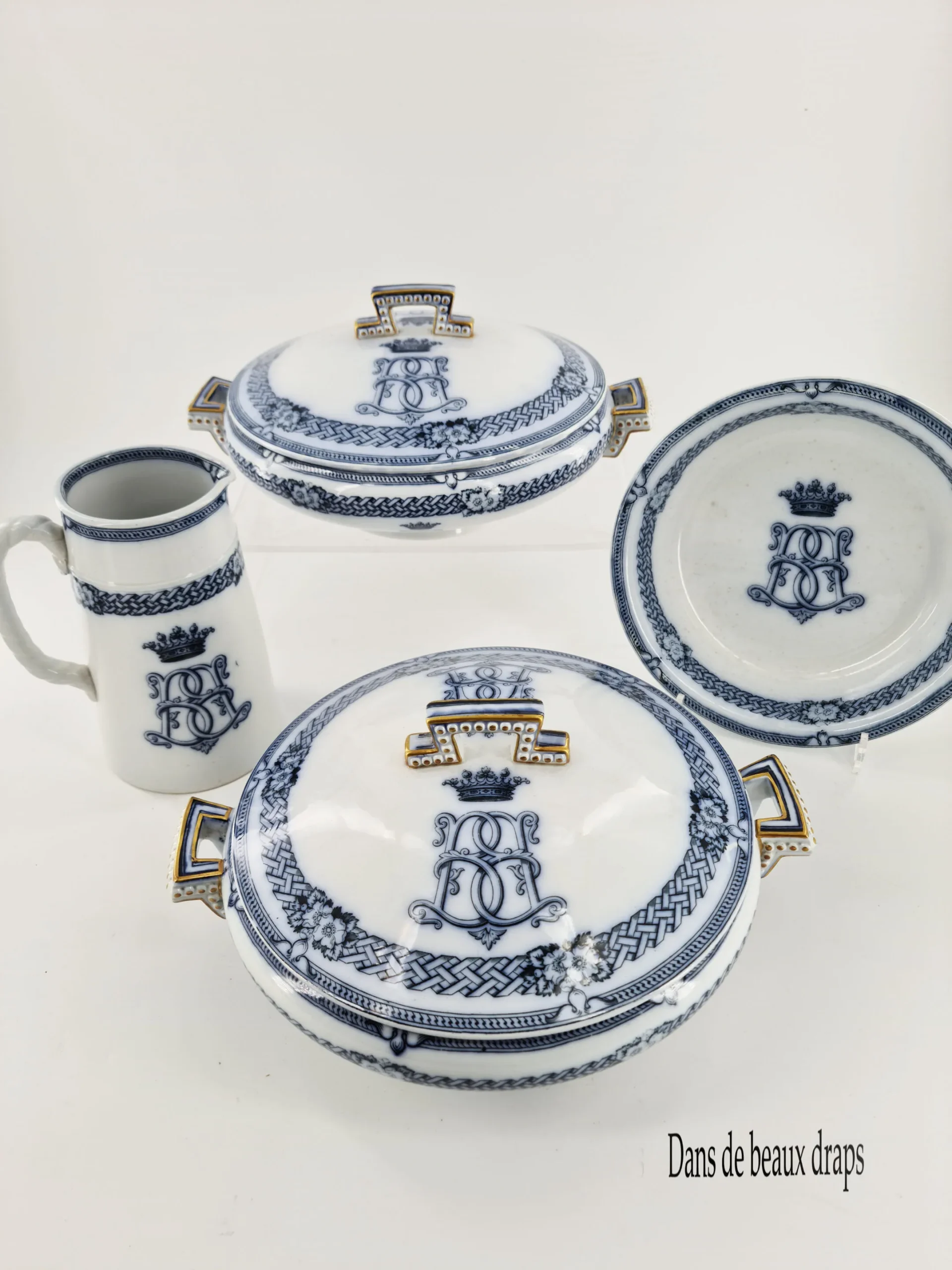 Rare partie de service de table en faïence anglaise, fin XIX ème, monogramme BB sous couronne de marquis, 57 pièces. – Image 3