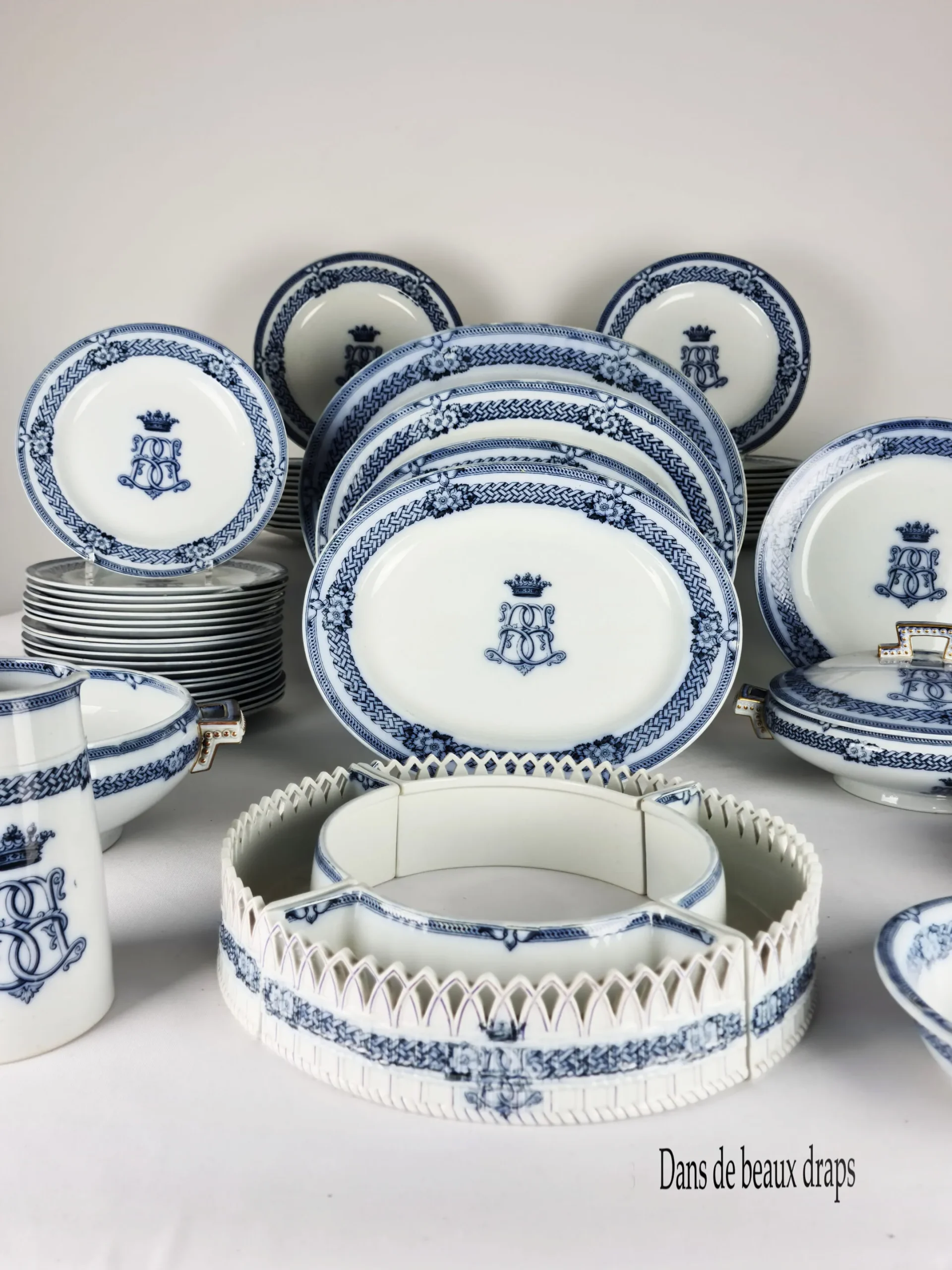 Rare partie de service de table en faïence anglaise, fin XIX ème, monogramme BB sous couronne de marquis, 57 pièces. – Image 2