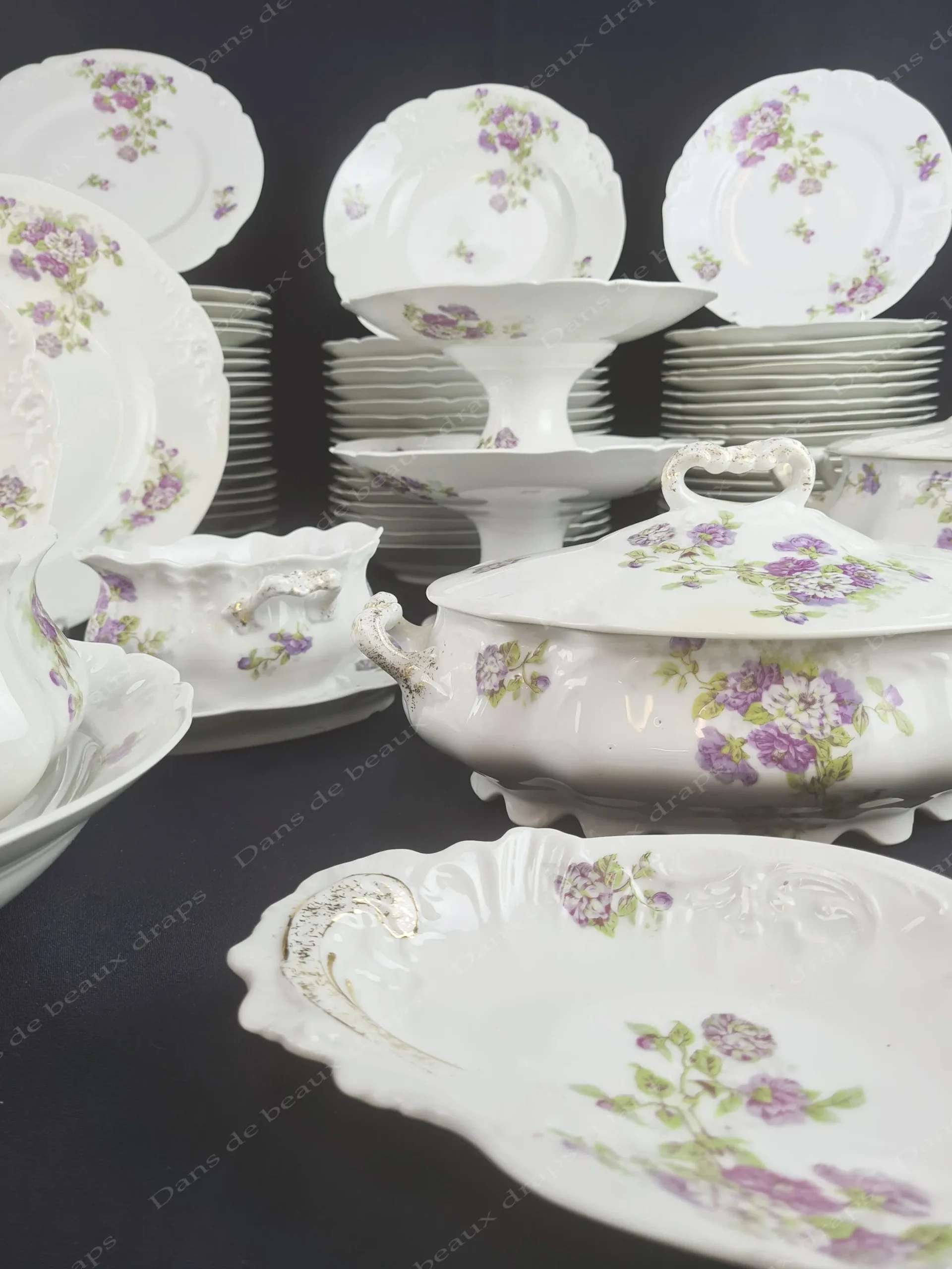 Partie de service de table en porcelaine de Limoges à décor de fleurs mauves,époque art nouveau, 83 pièces. – Image 2