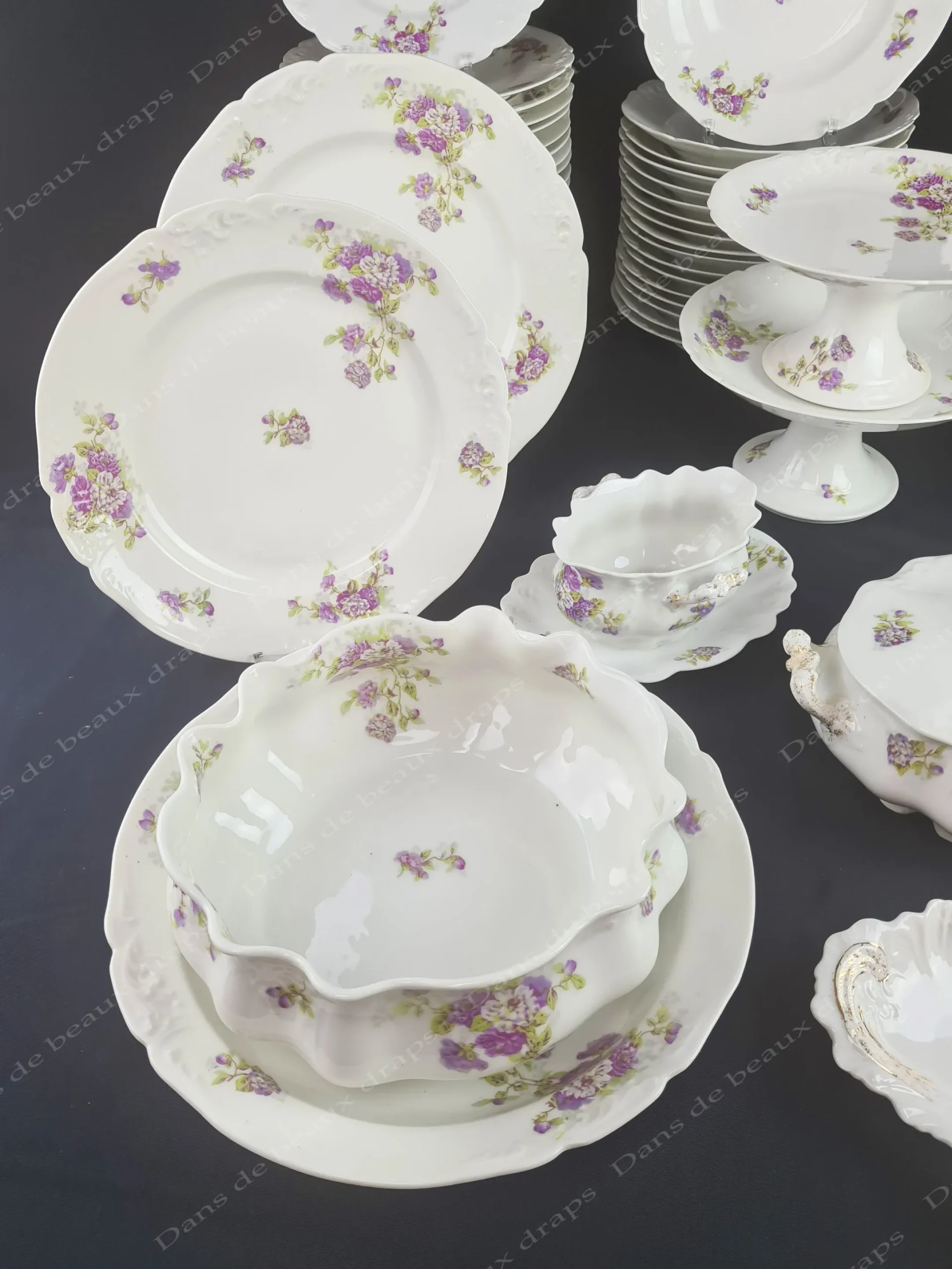 Partie de service de table en porcelaine de Limoges à décor de fleurs mauves,époque art nouveau, 83 pièces. – Image 5