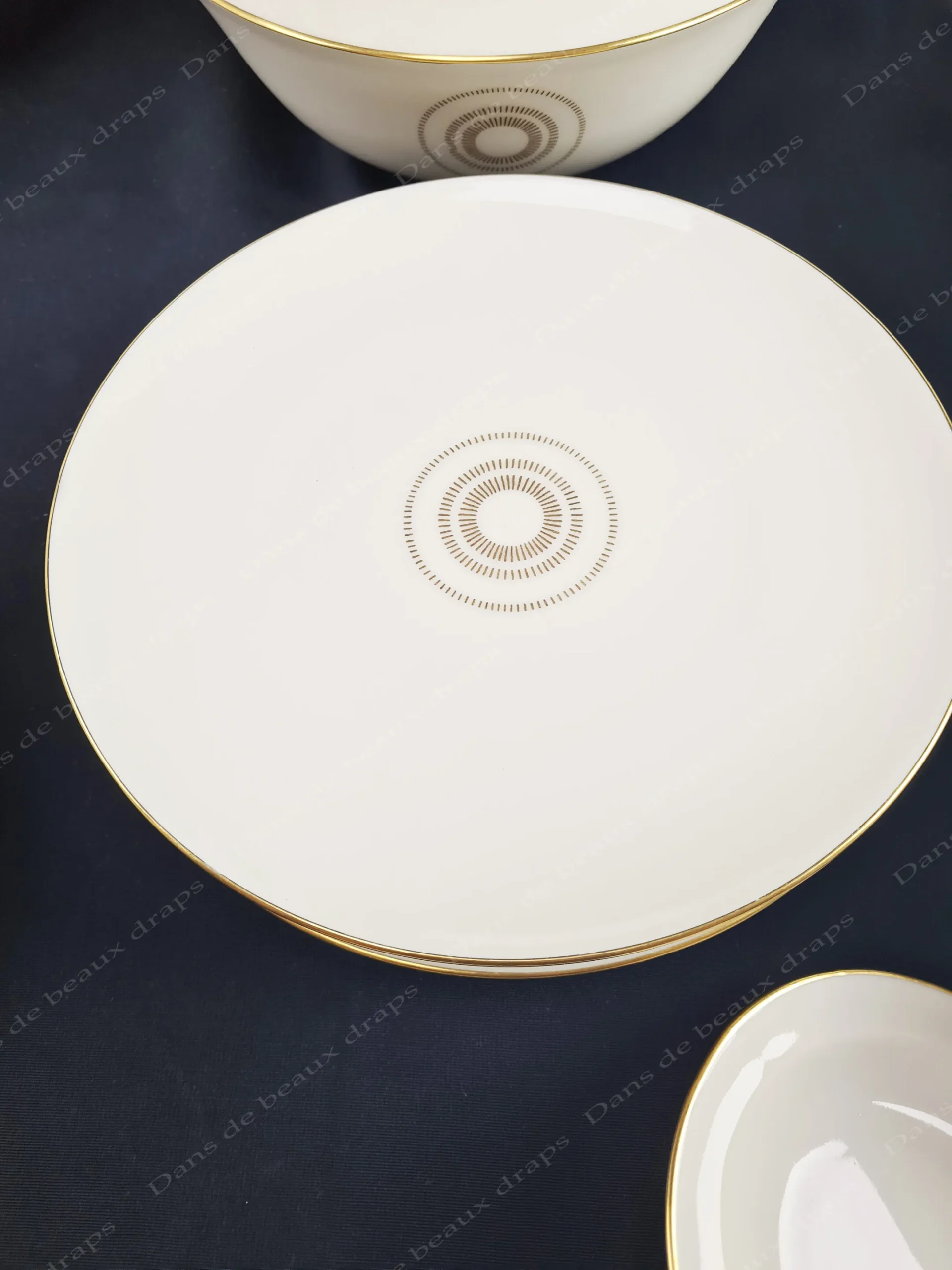 Service de table en porcelaine de Limoges pâte ivoire décor de Jean Luce,maison Vignaud, 63 pièces. – Image 3