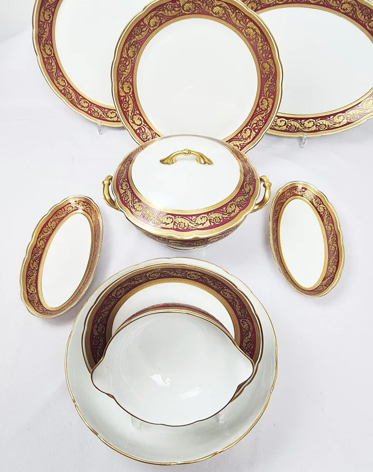Splendide service en porcelaine de Limoges maison Bernardaud modèle Vendôme décor sur fond rouge magenta,double frise et rinceaux dorés, 66 pièces. – Image 2