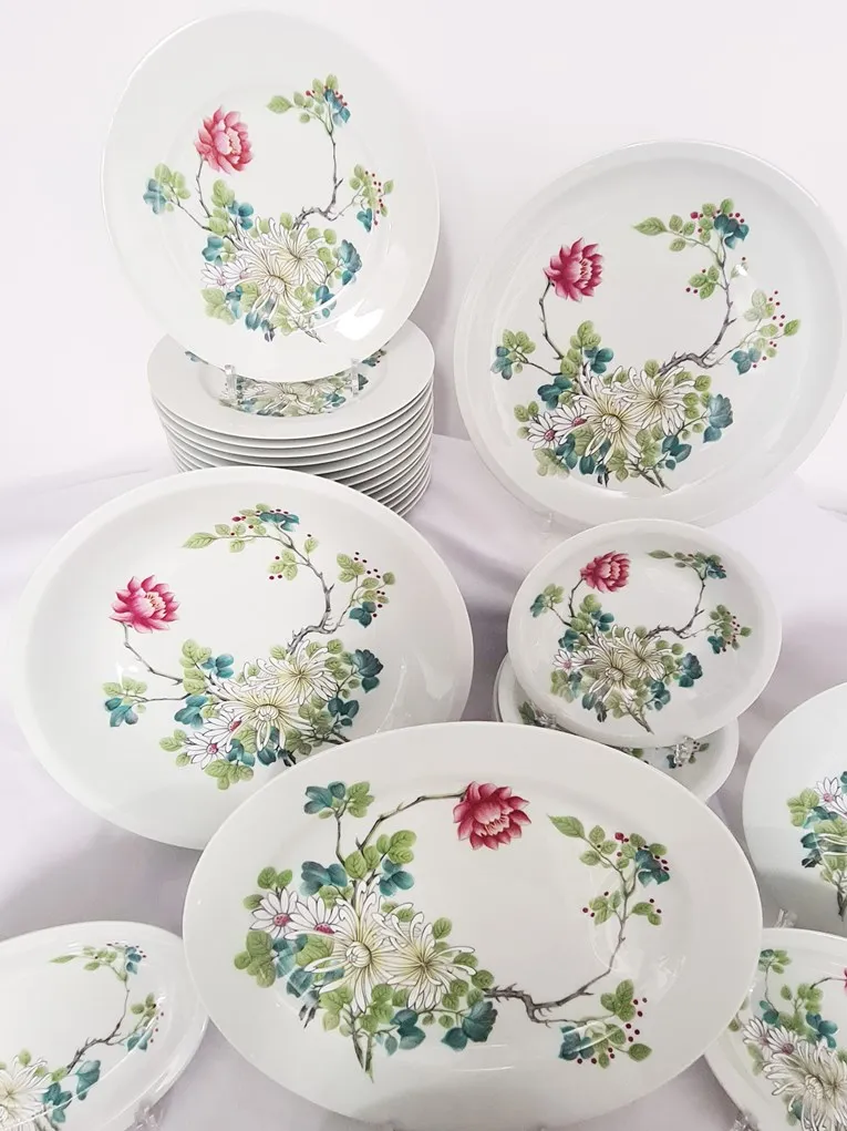 Superbe service de table en porcelaine de Limoges , vert céladon, à décor floral, maison Haviland, modèle « Sin Hai » , 43 pièces. – Image 3