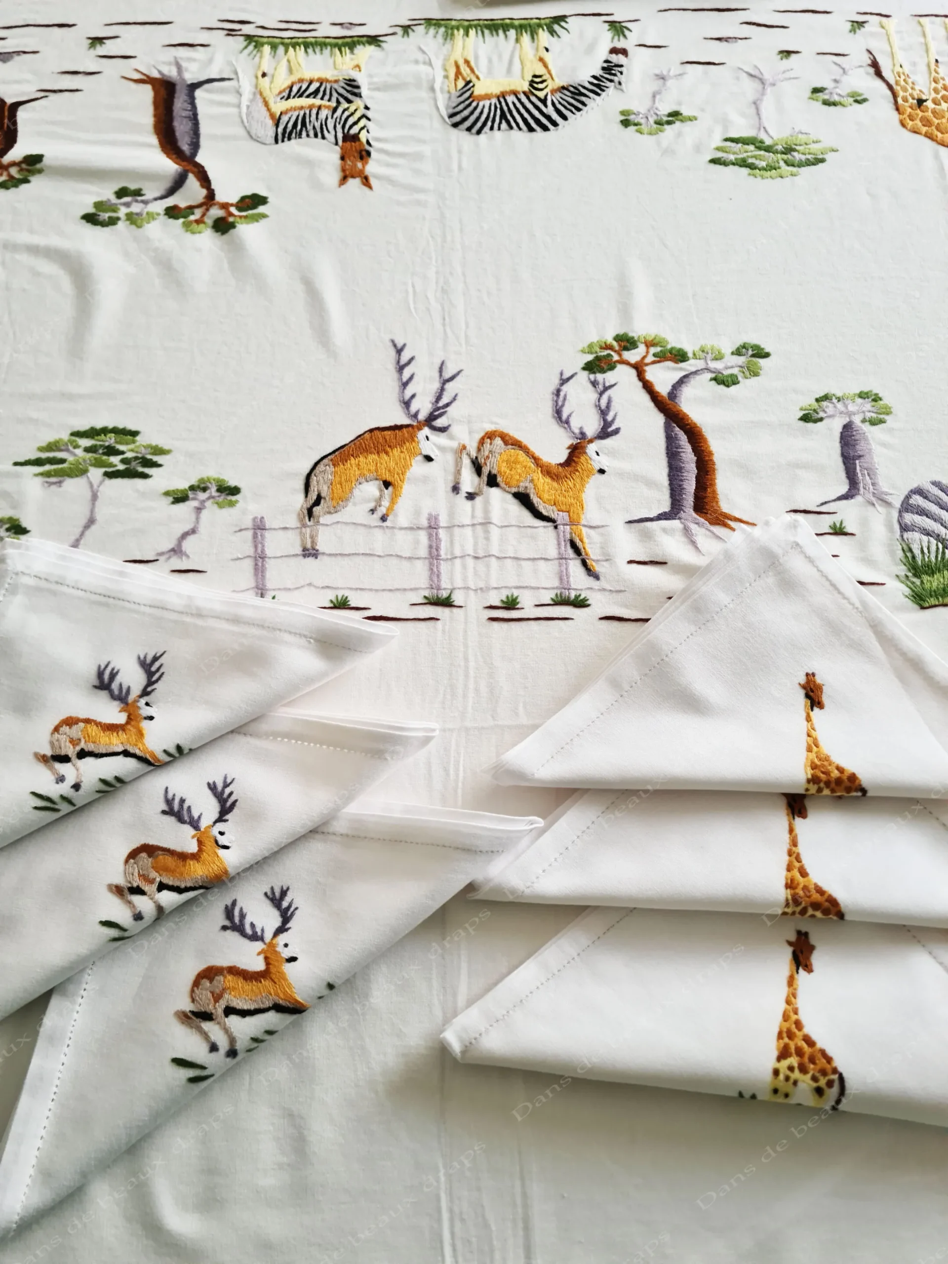 Service de table en coton brodé à décor d’animaux de la savane,1 nappe et 12 serviettes. – Image 5