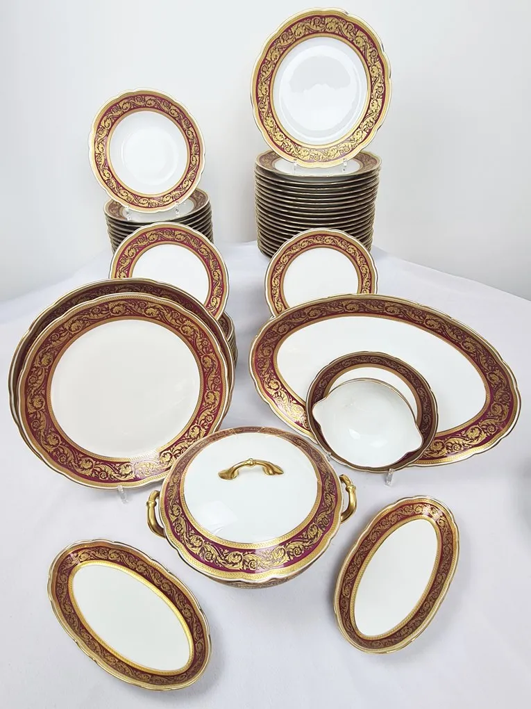 Splendide service en porcelaine de Limoges maison Bernardaud modèle Vendôme décor sur fond rouge magenta,double frise et rinceaux dorés, 66 pièces. – Image 4