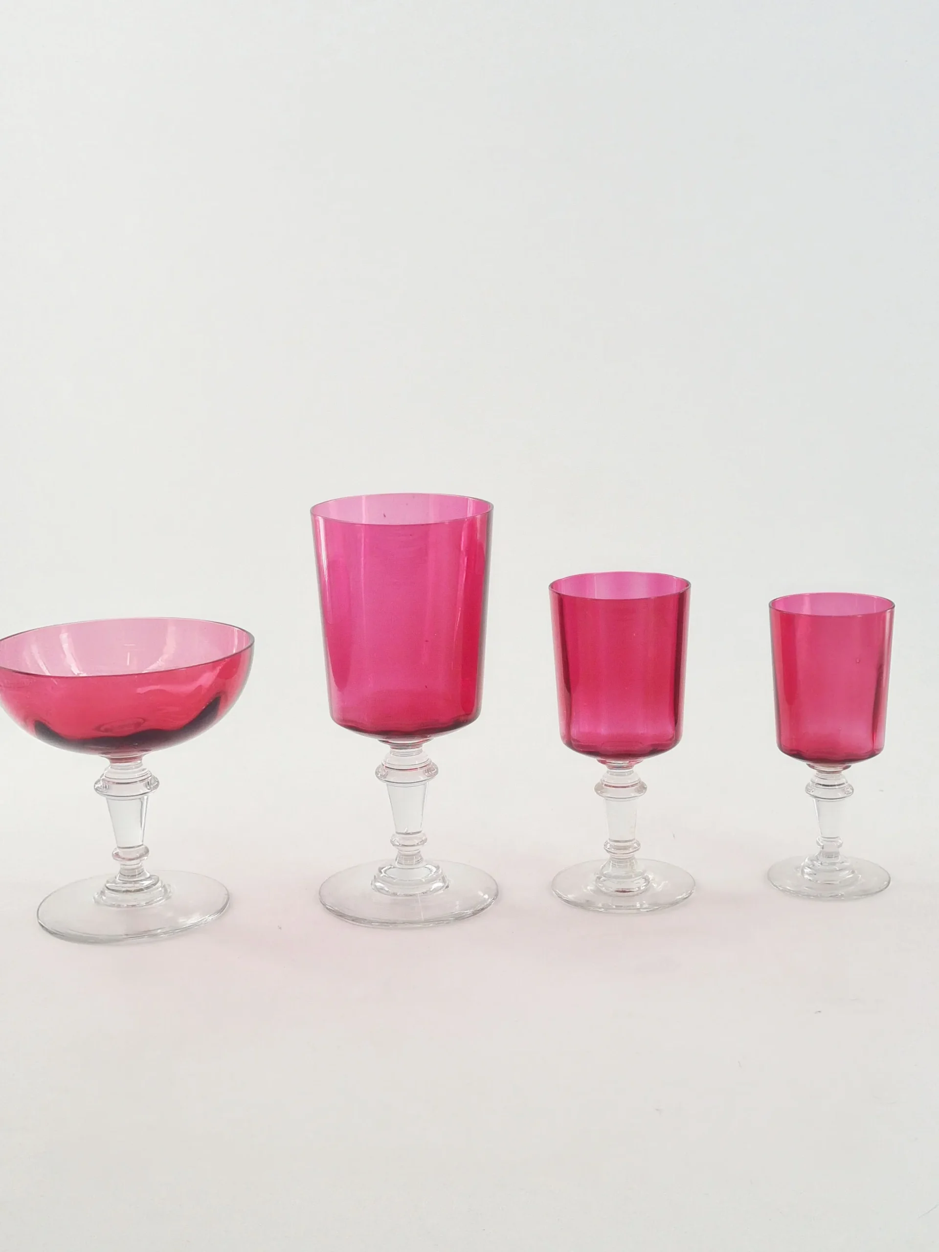 Très beau service de verres, couleur « gorge de pigeon », verrerie de Portieux, fin XIXème, 51 pièces. – Image 5