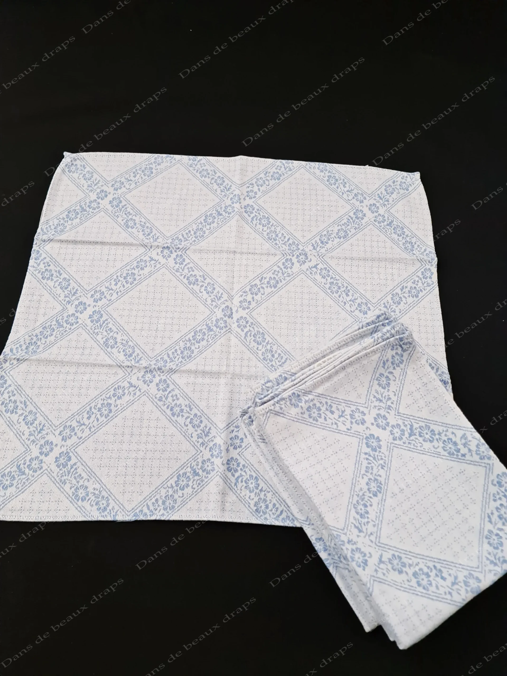 Joli service de table en damassé de coton de couleur bleu sans monogramme. – Image 2