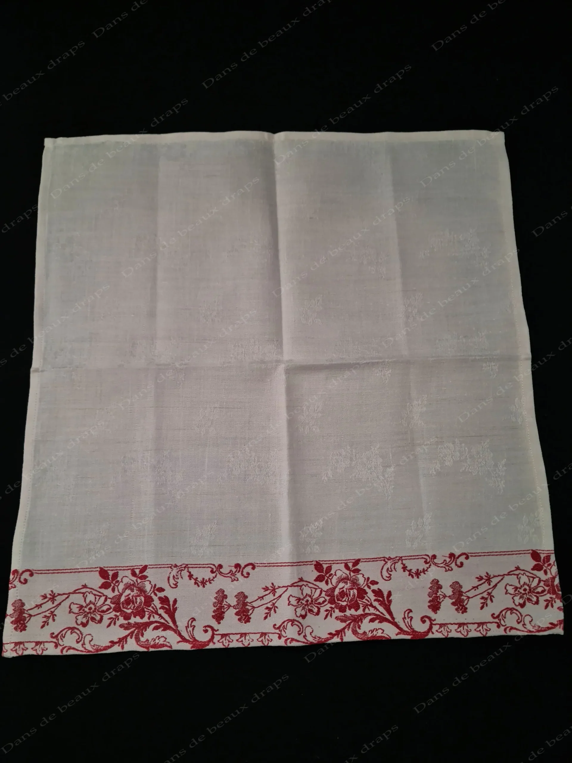 Ensemble de 6 sets et 6 serviettes de table en damassé de lin rouge et blanc. – Image 5