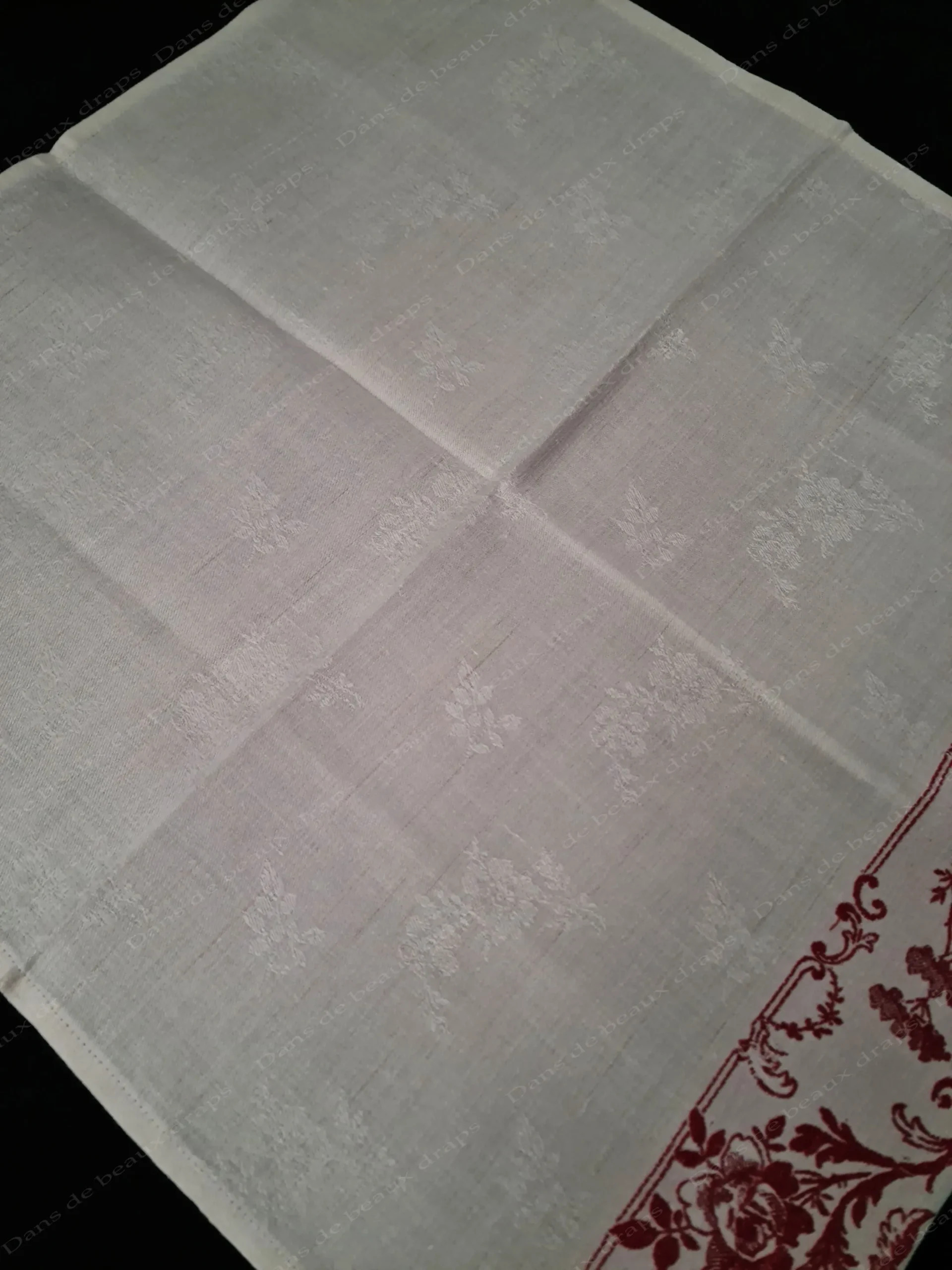 Ensemble de 6 sets et 6 serviettes de table en damassé de lin rouge et blanc. – Image 7