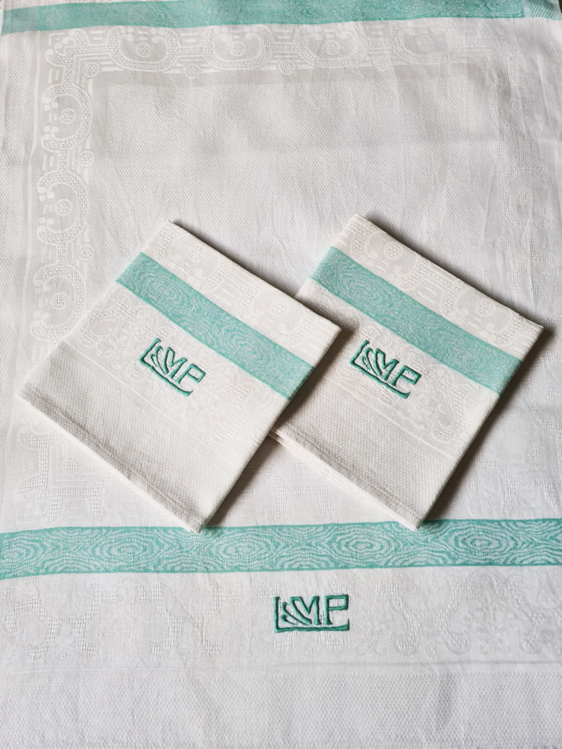 Serviette de visage en lin à liteaux vert d’eau,époque art déco,monogramme MP. – Image 6
