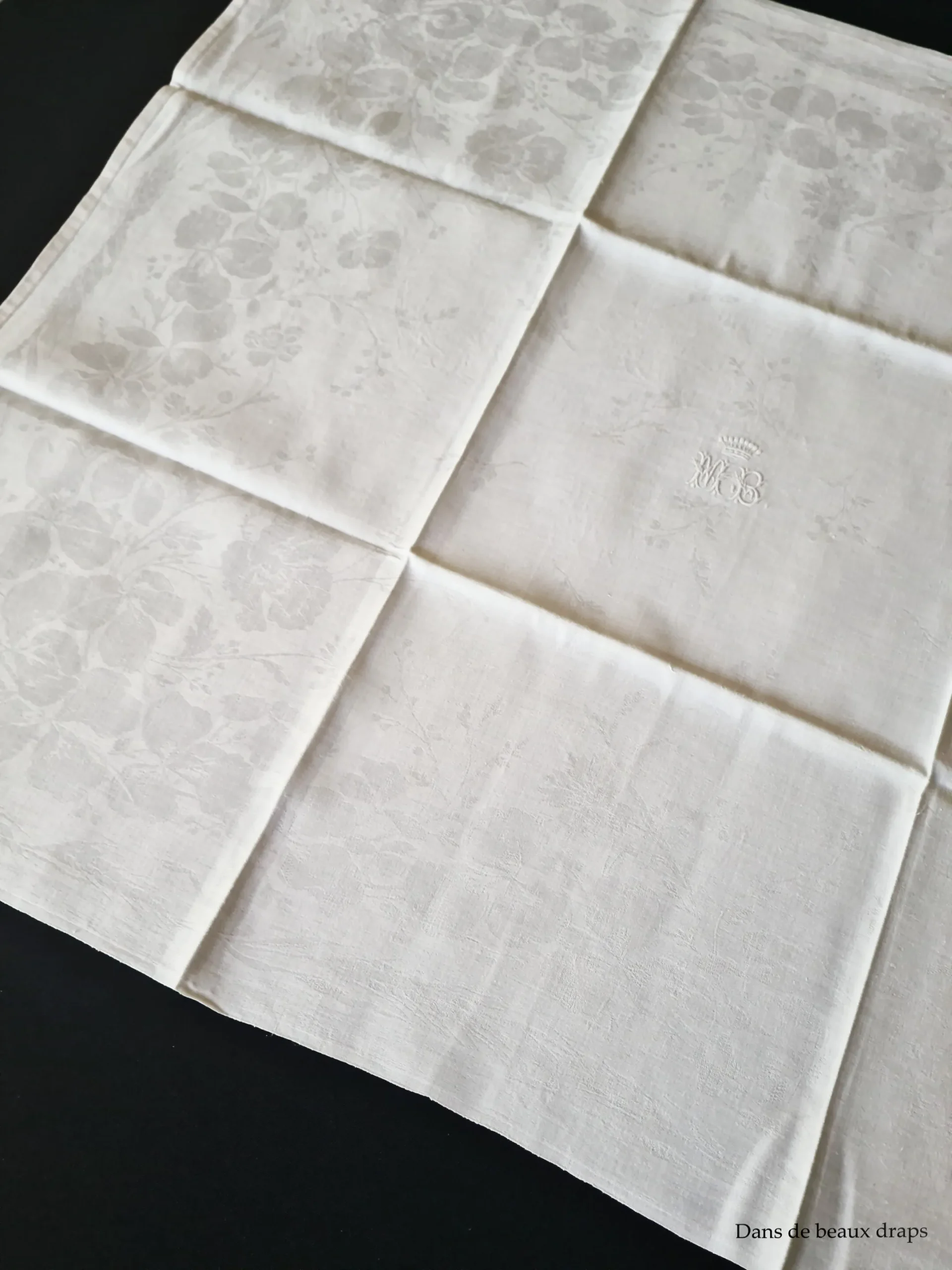 Magnifique série de 10 serviettes de table en damassé de lin monogramme MB sous couronne comtale – Image 3
