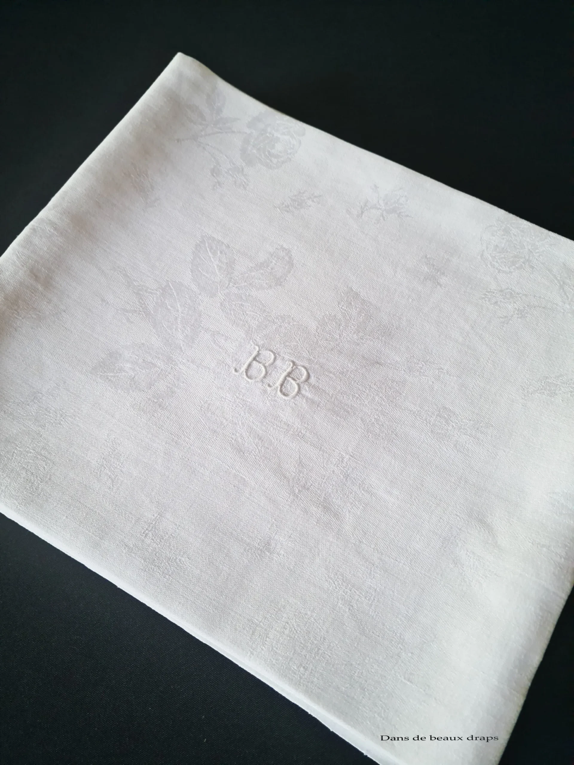 Élégante suite de 8 serviettes de table en damassé de lin à décor de roses, monogramme BB – Image 2