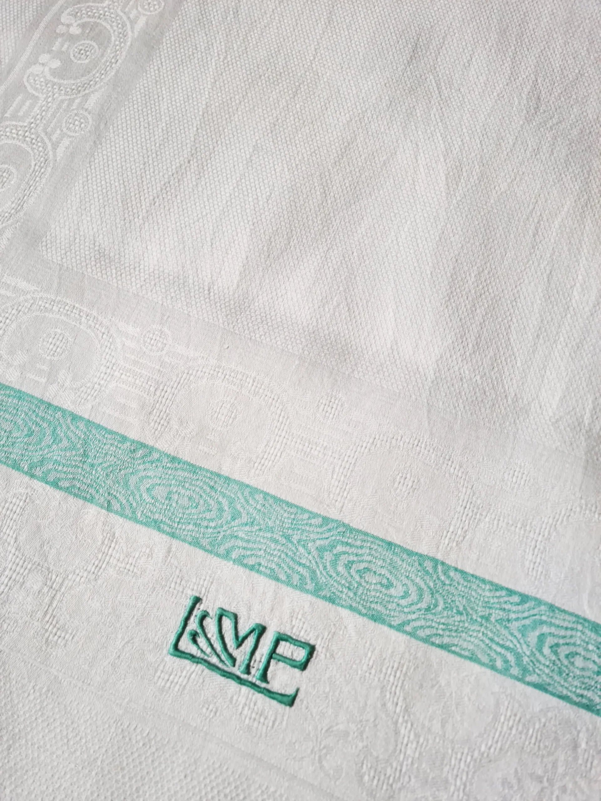 Serviette de visage en lin à liteaux vert d’eau,époque art déco,monogramme MP. – Image 4