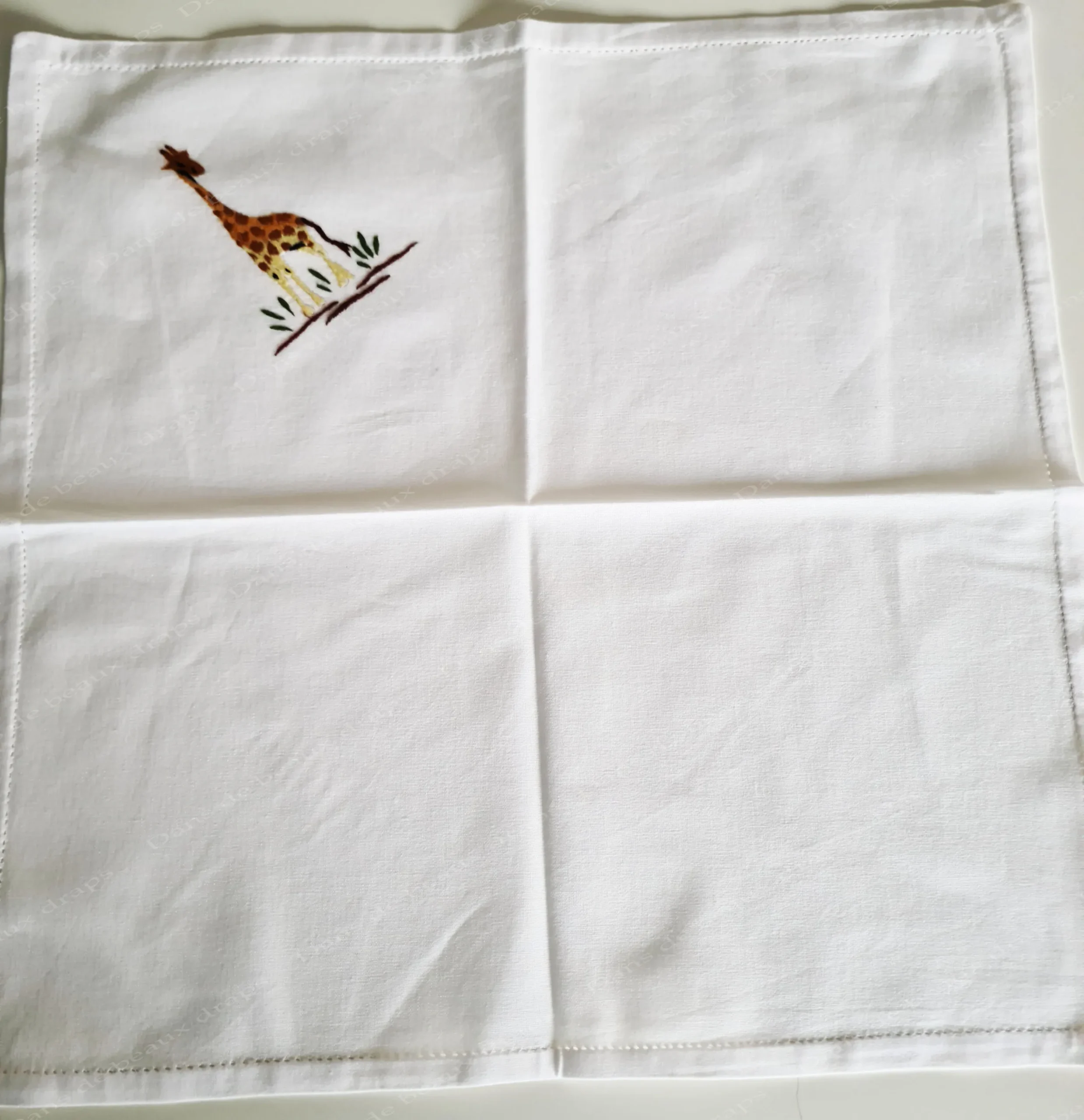 Service de table en coton brodé à décor d’animaux de la savane,1 nappe et 12 serviettes. – Image 6