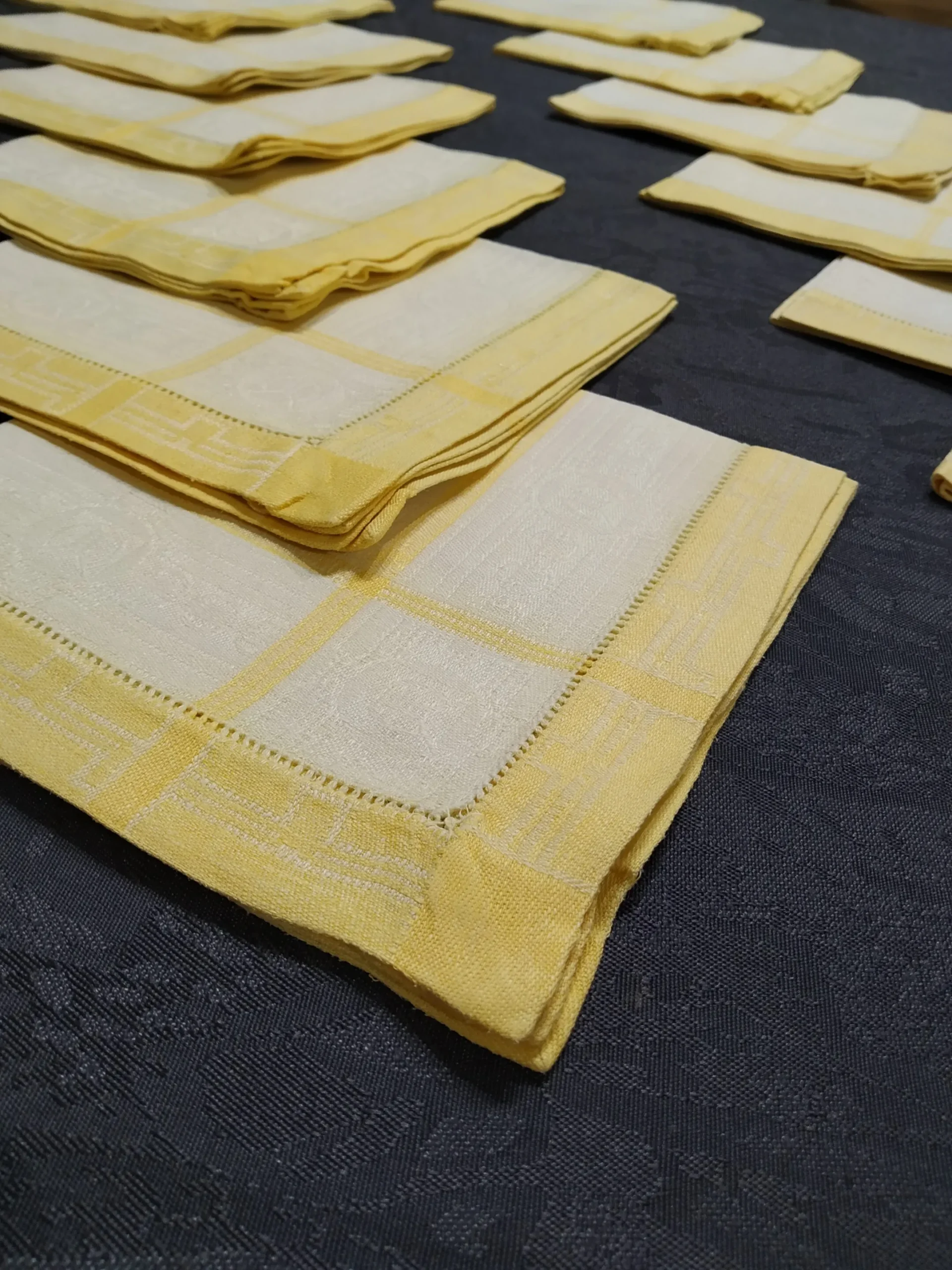 Série de 12 serviettes à thé ou à cocktail en damassé de lin sans monogramme. – Image 2