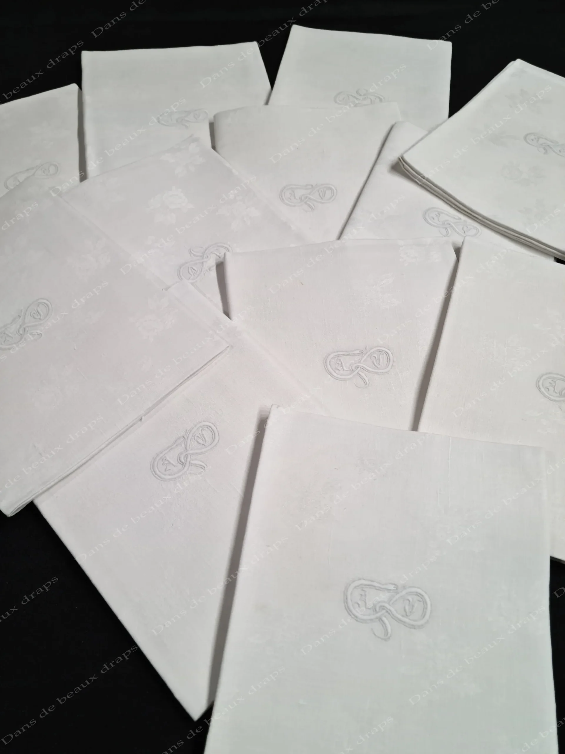 Étonnante suite de 12 serviettes de table en damassé de lin,monogramme AV entouré d’un serpent. – Image 2