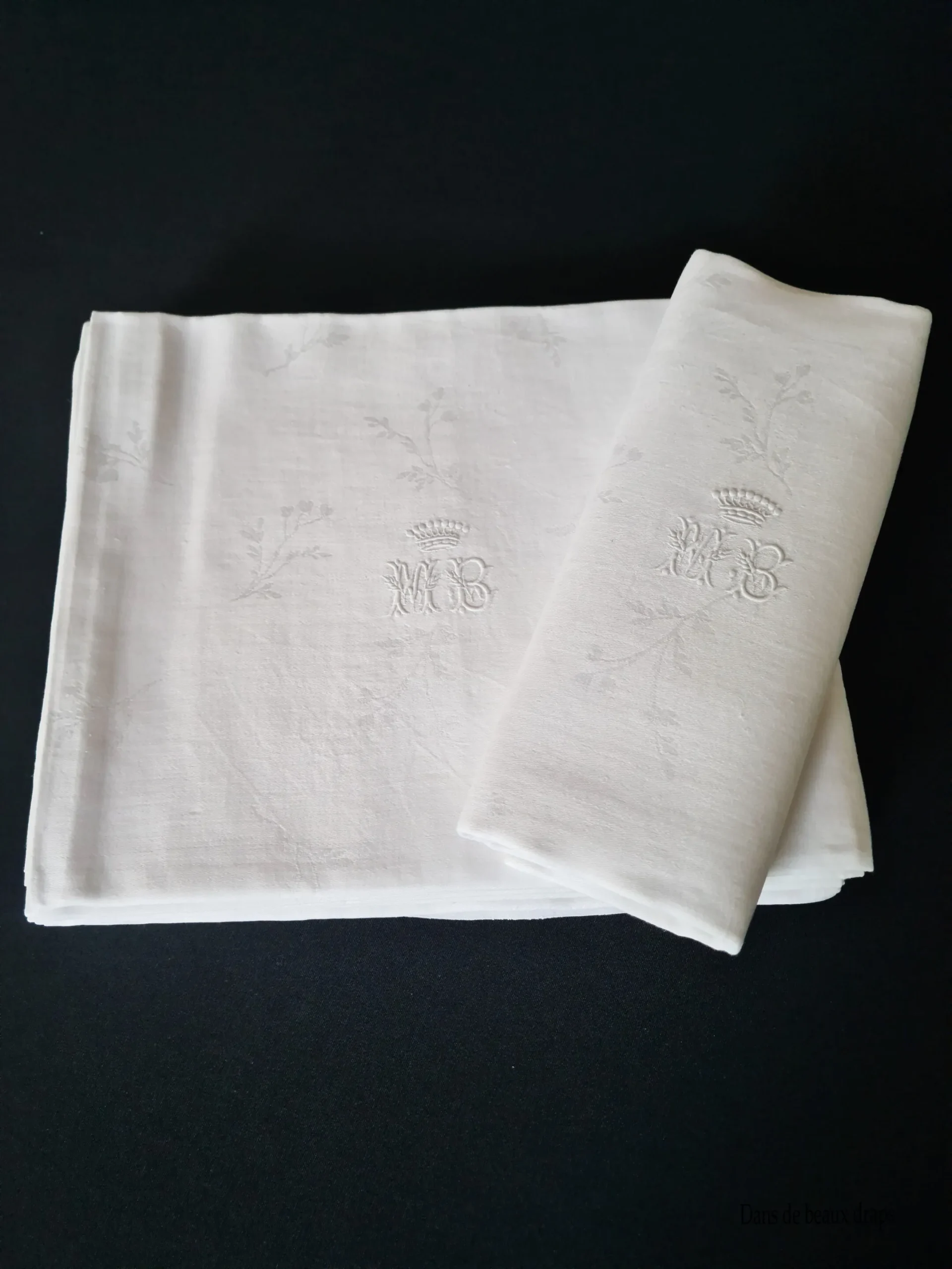 Magnifique série de 10 serviettes de table en damassé de lin monogramme MB sous couronne comtale – Image 2