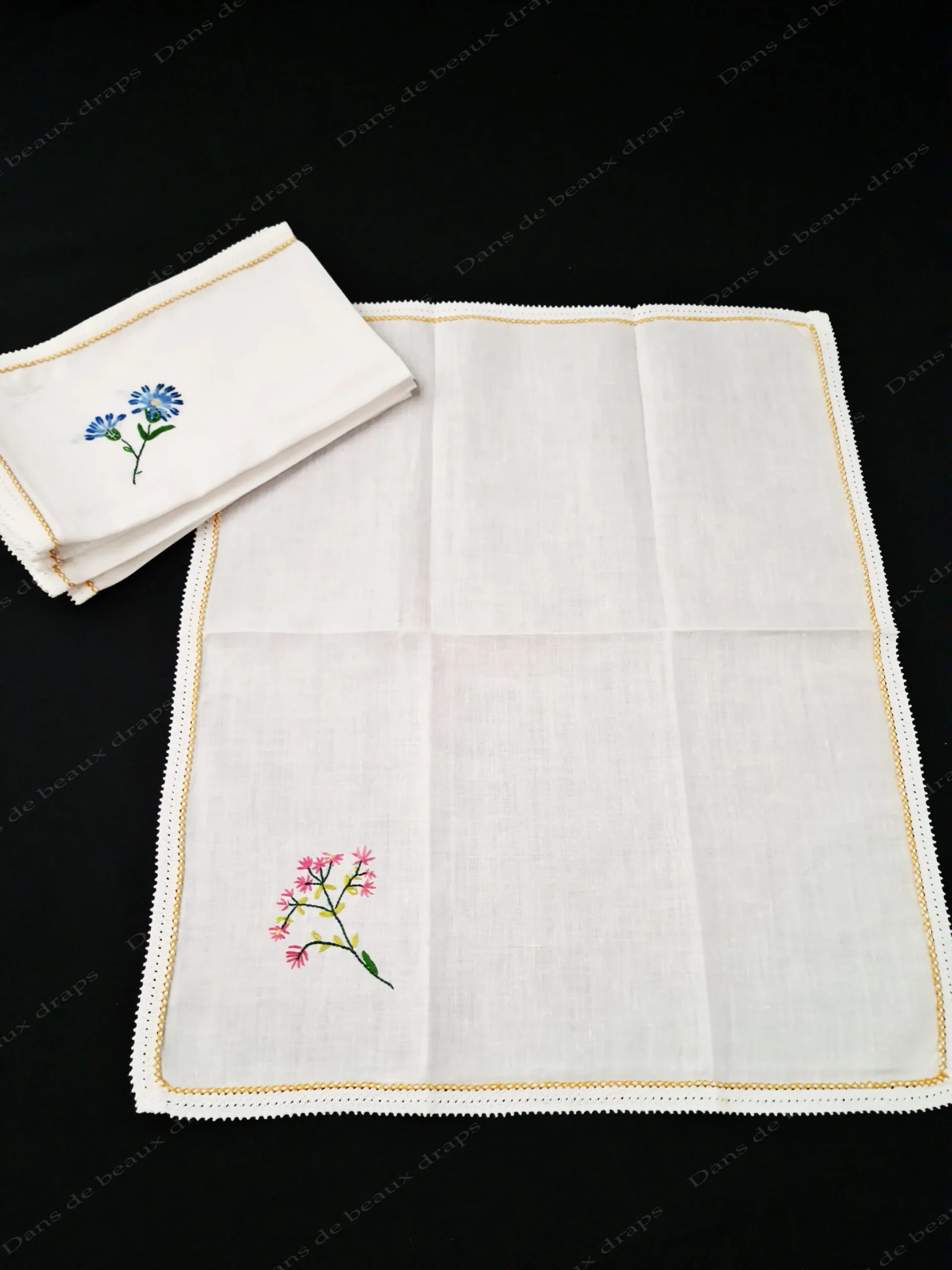 Très bel ensemble de 8 sets de table et 8 serviettes de table brodé main sur lin. – Image 3