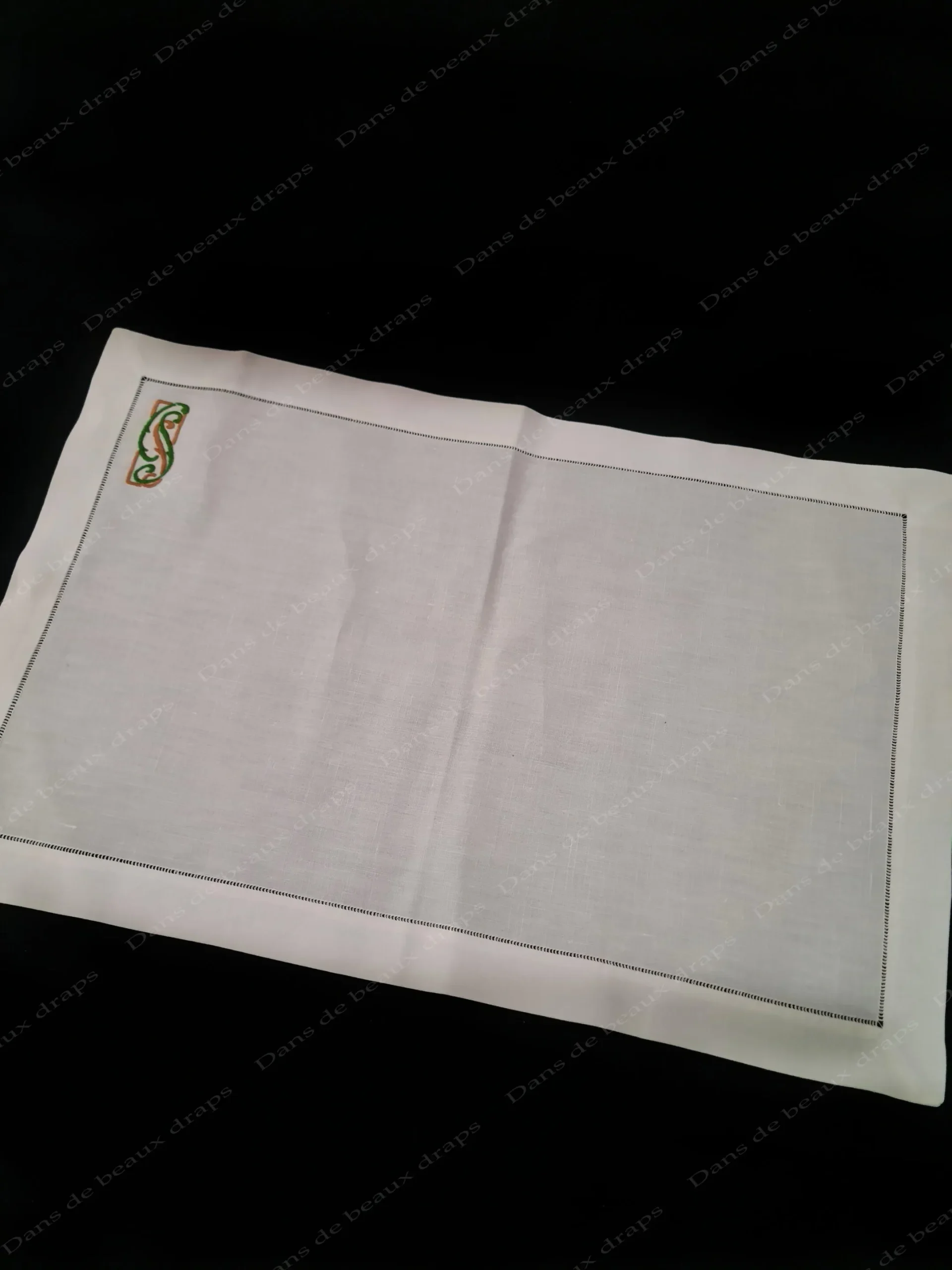 Élégant ensemble de 6 sets et 6 serviettes de table en fil de lin monogrammé. – Image 2