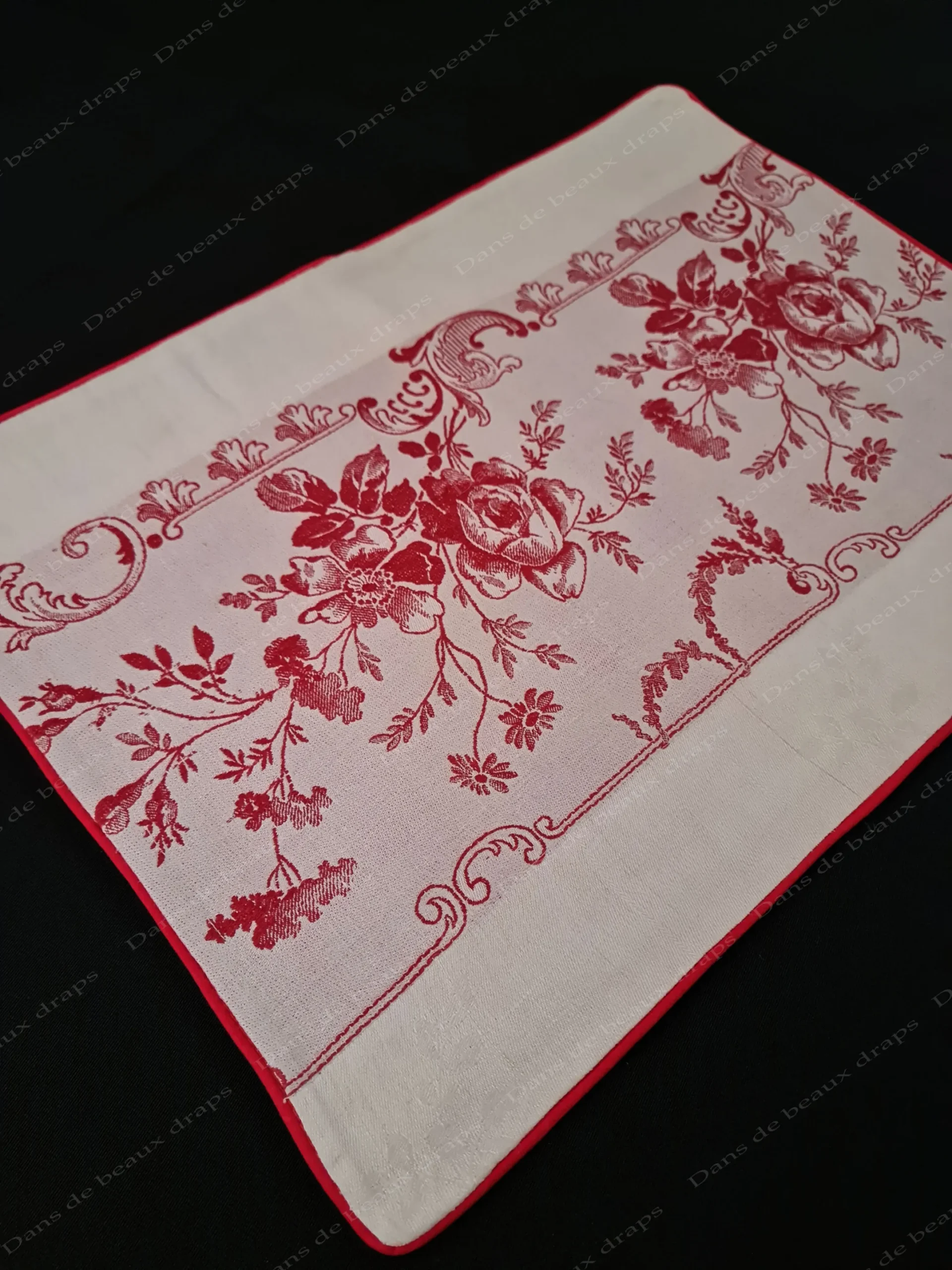 Ensemble de 6 sets de table en damassé de lin rouge et blanc. – Image 2